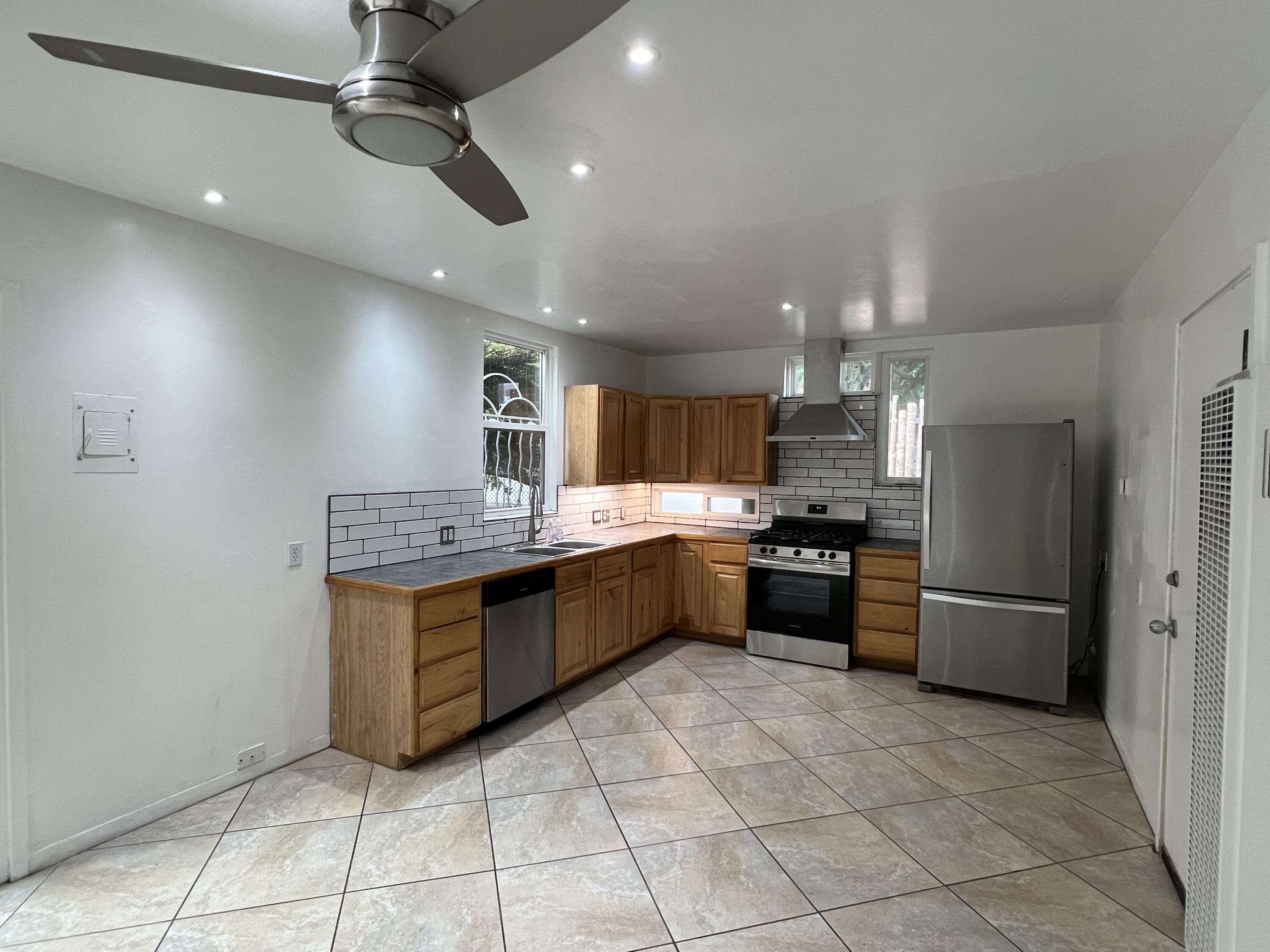Photo 8 — 925 Quincy Street NE