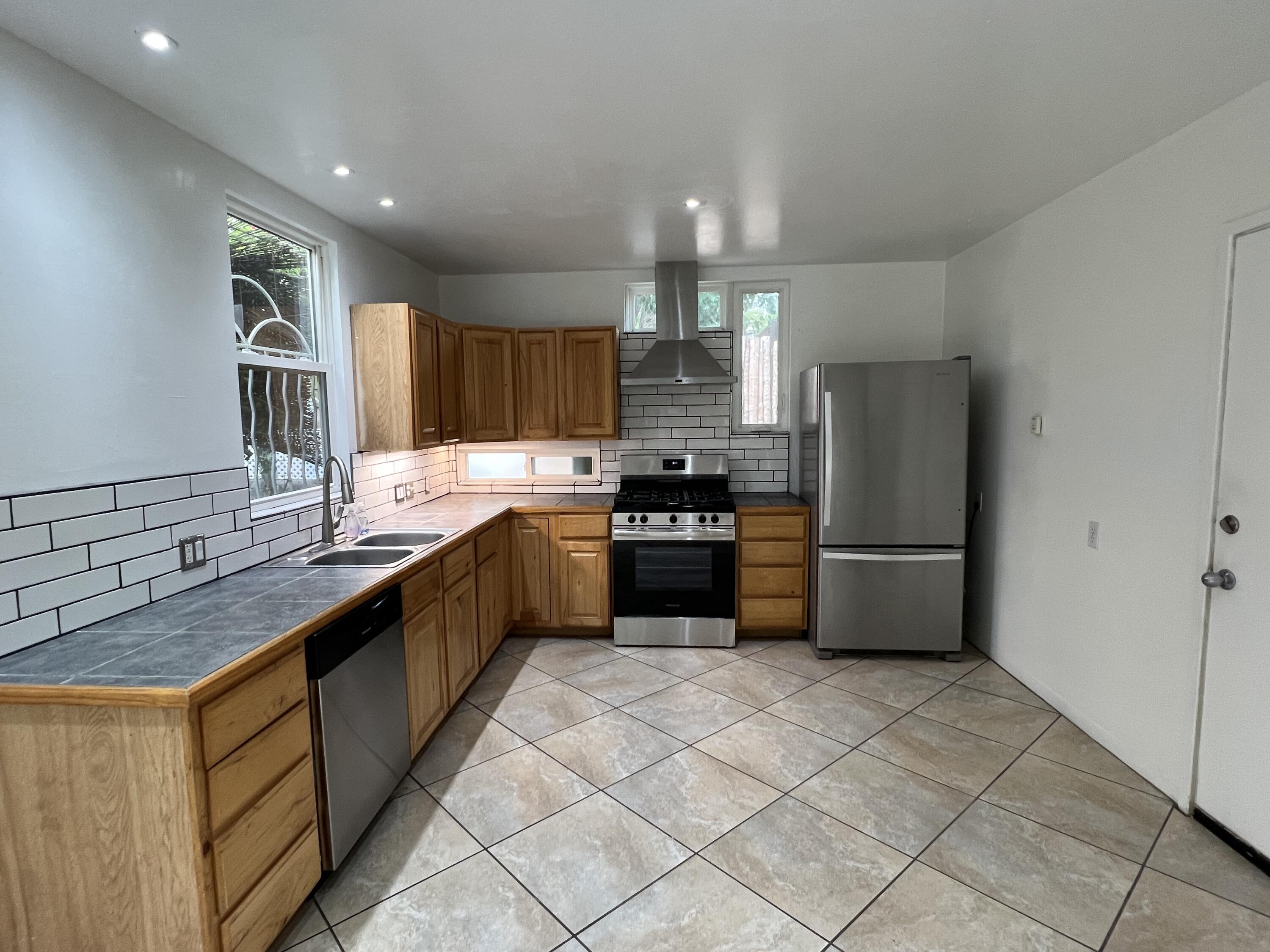 Photo 7 — 925 Quincy Street NE