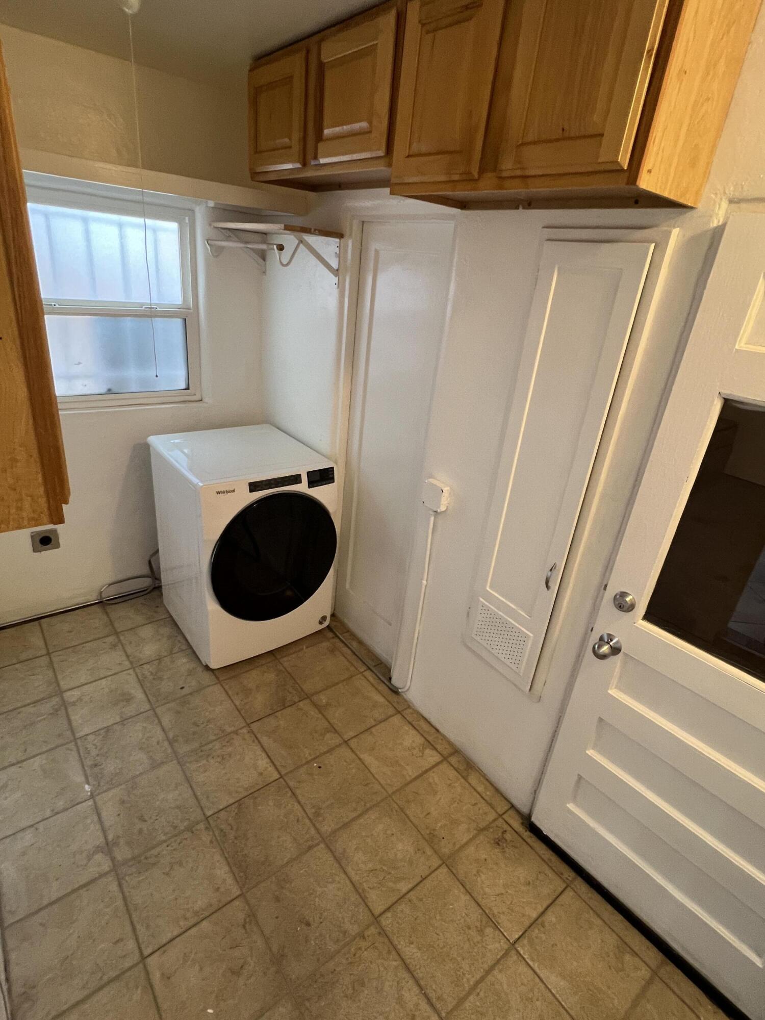 Photo 6 — 925 Quincy Street NE