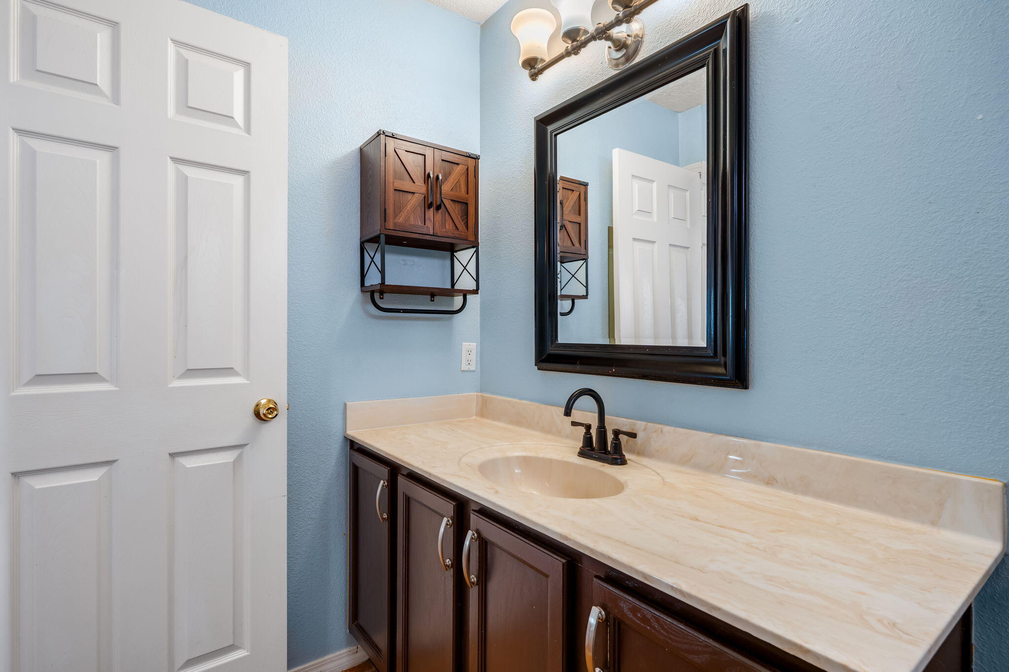 Photo 18 — 8211 Wolverine Drive NW