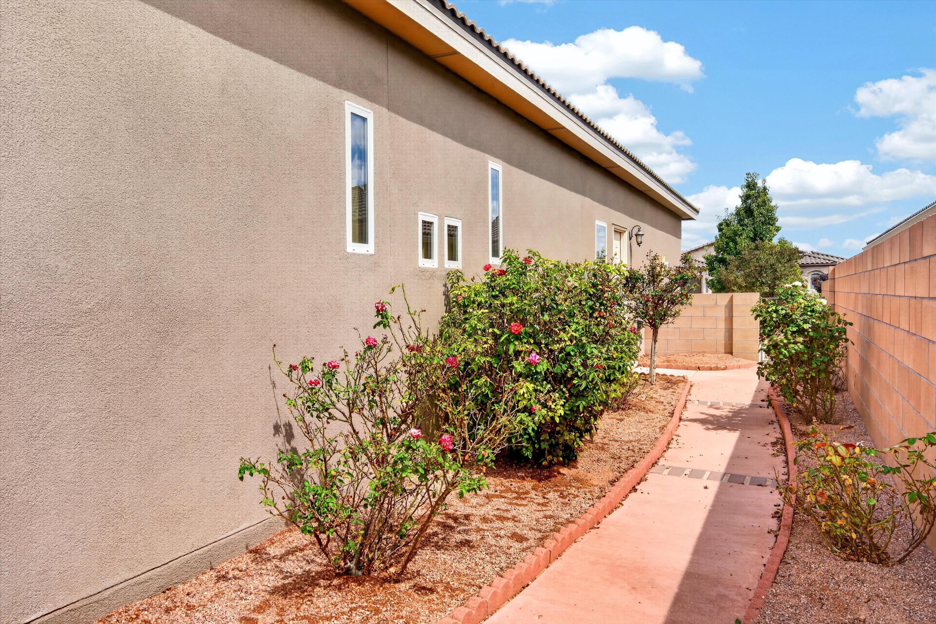 Photo 9 — 1621 Roble Drive SE