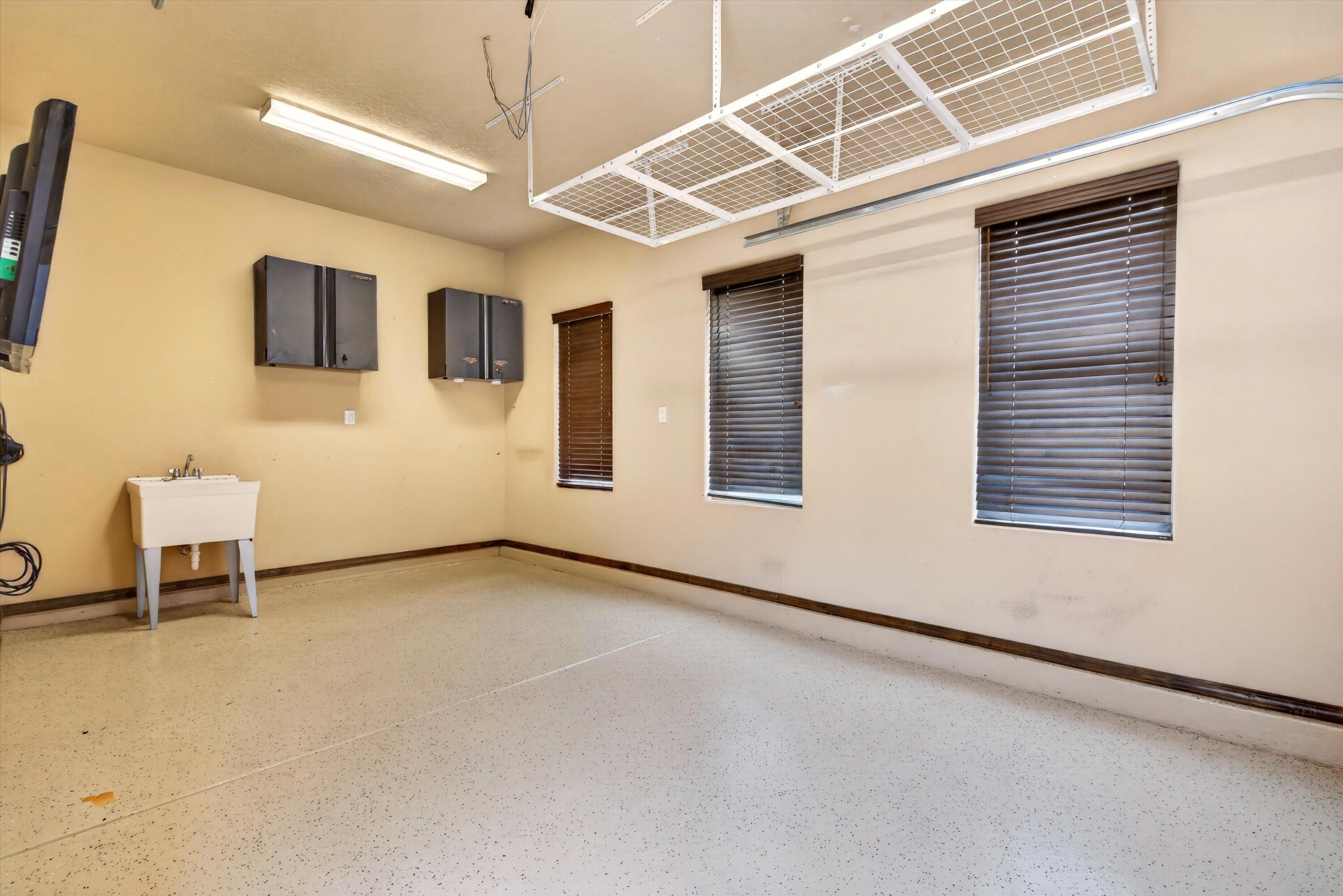 Photo 3 — 1621 Roble Drive SE
