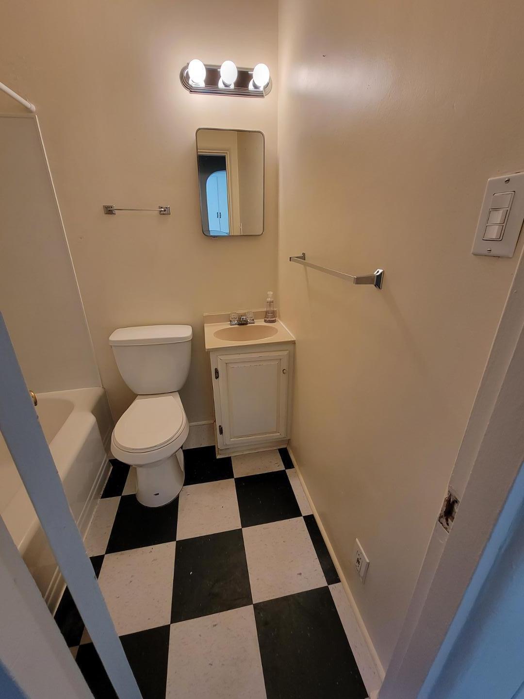 Photo 2 — 520 Adams Street NE 1