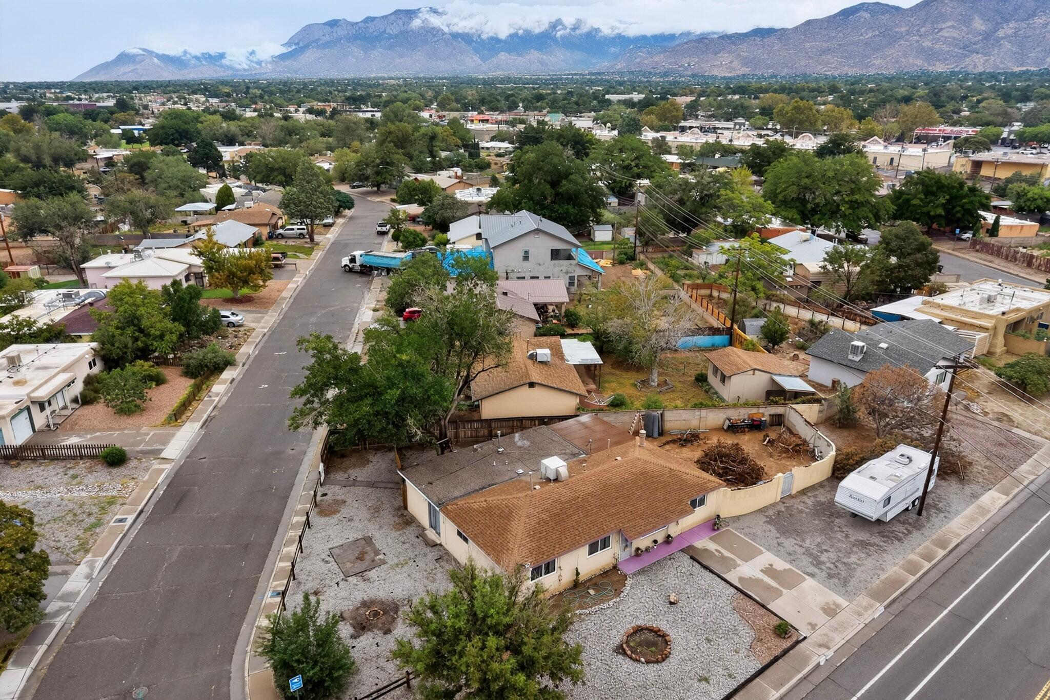 Photo 4 — 1408 Espejo Street NE