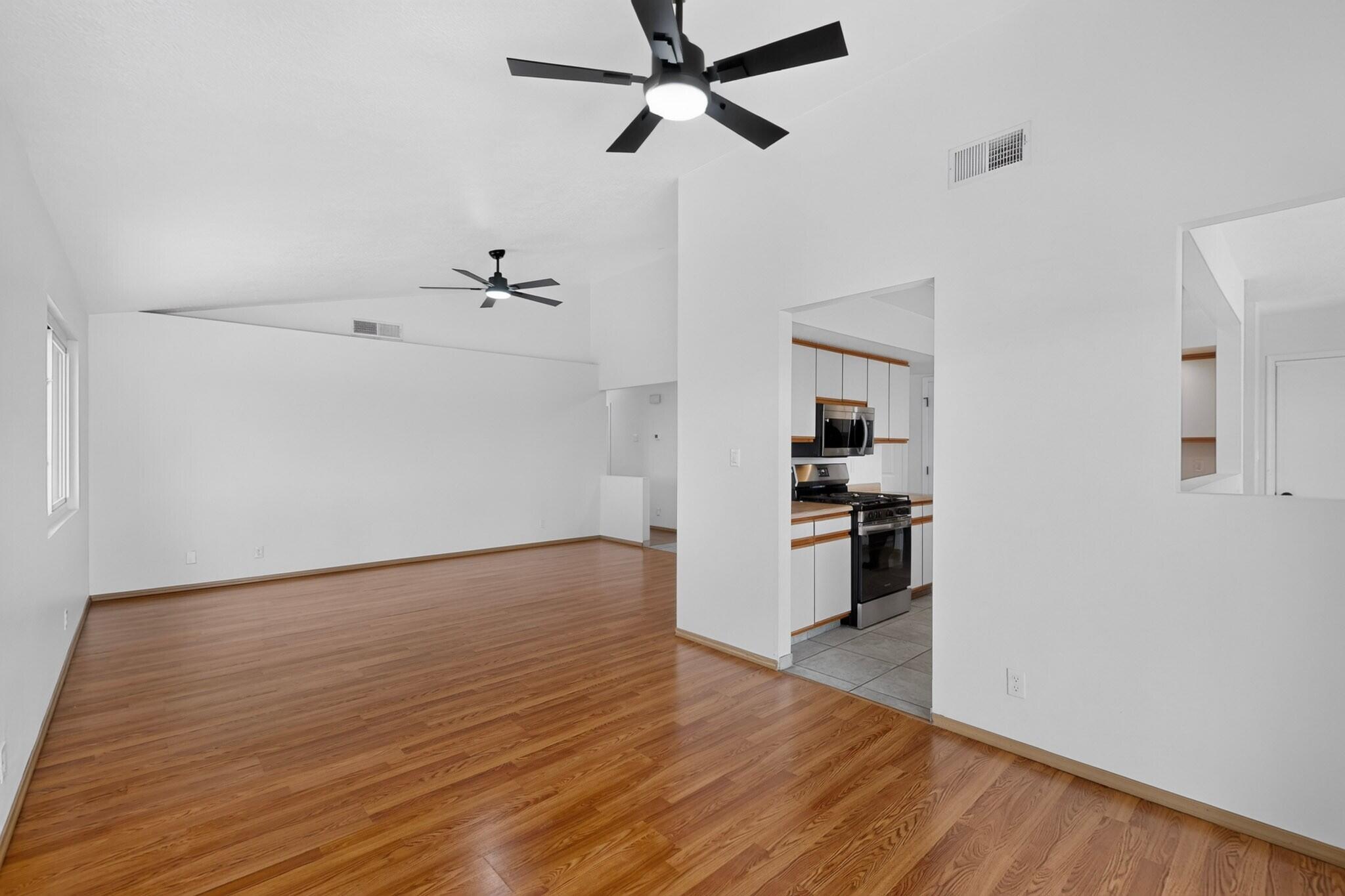 Photo 18 — 729 Silver Court NE