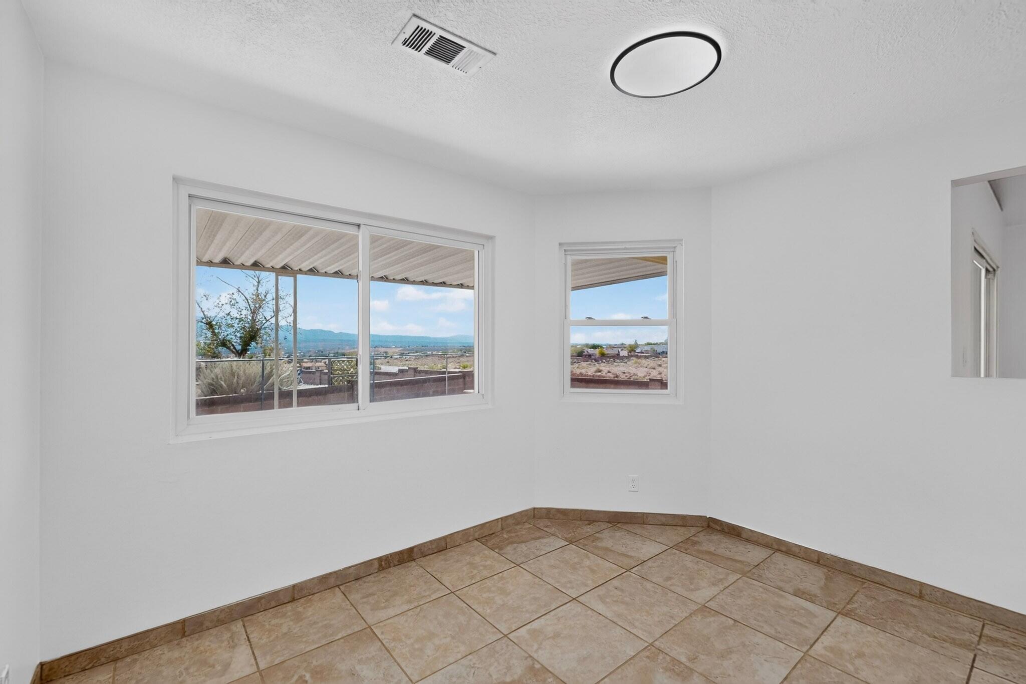 Photo 17 — 729 Silver Court NE