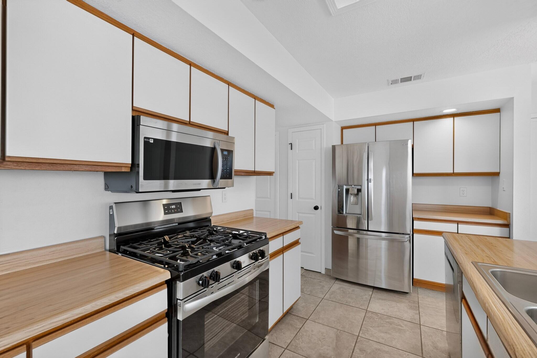 Photo 16 — 729 Silver Court NE