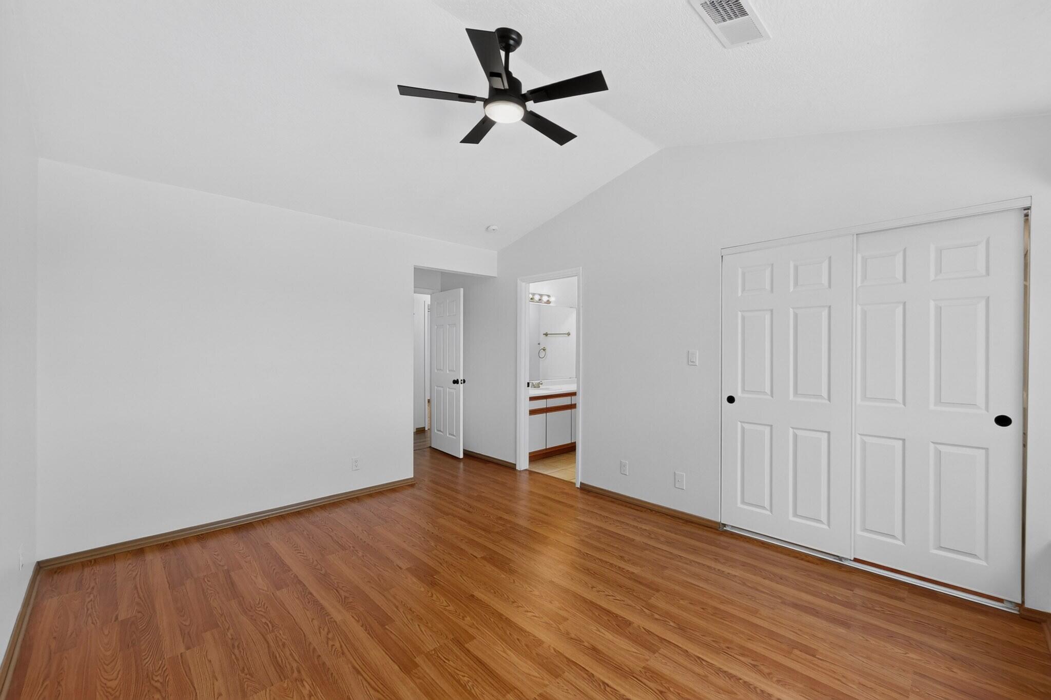 Photo 14 — 729 Silver Court NE