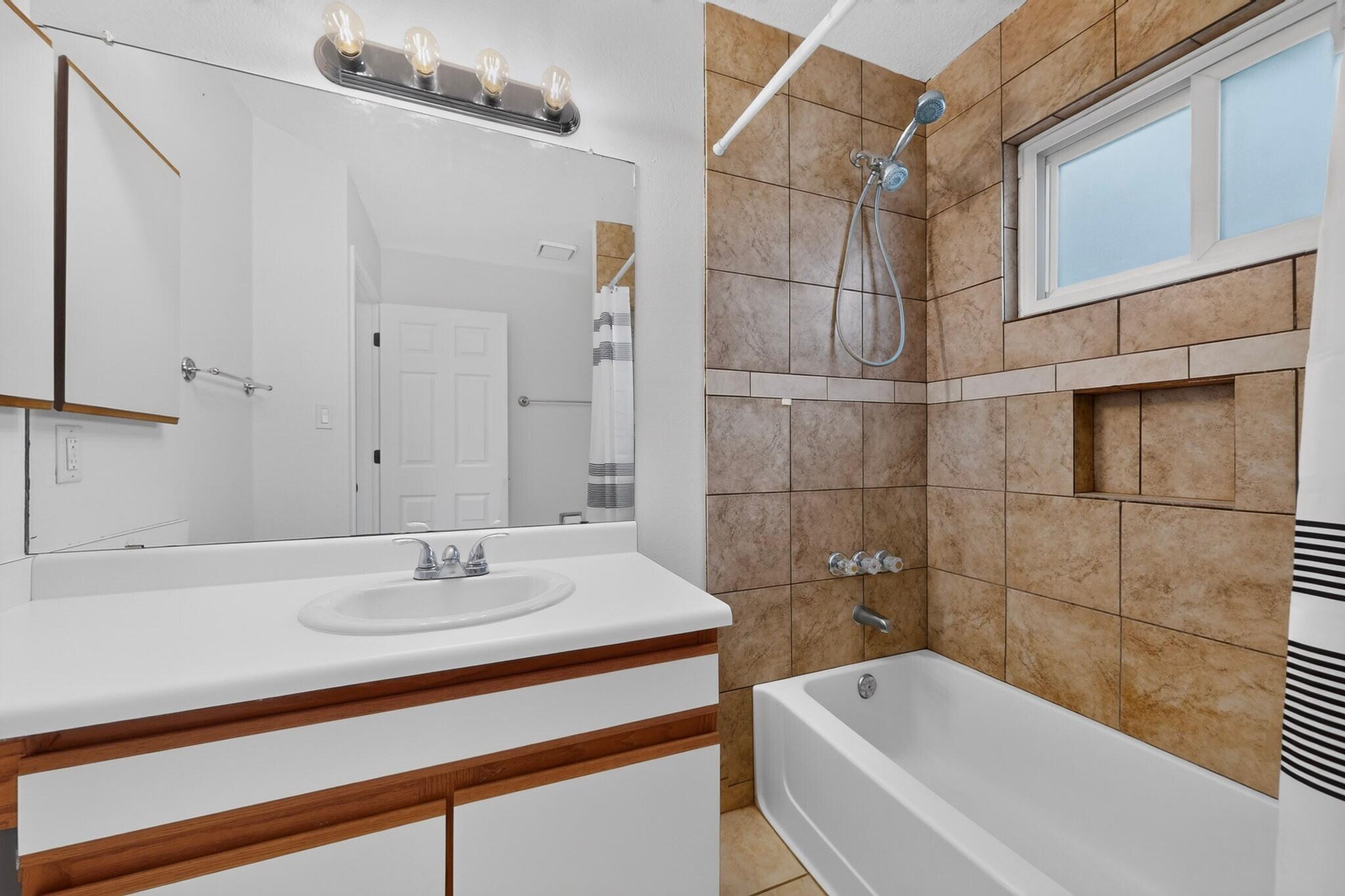 Photo 11 — 729 Silver Court NE