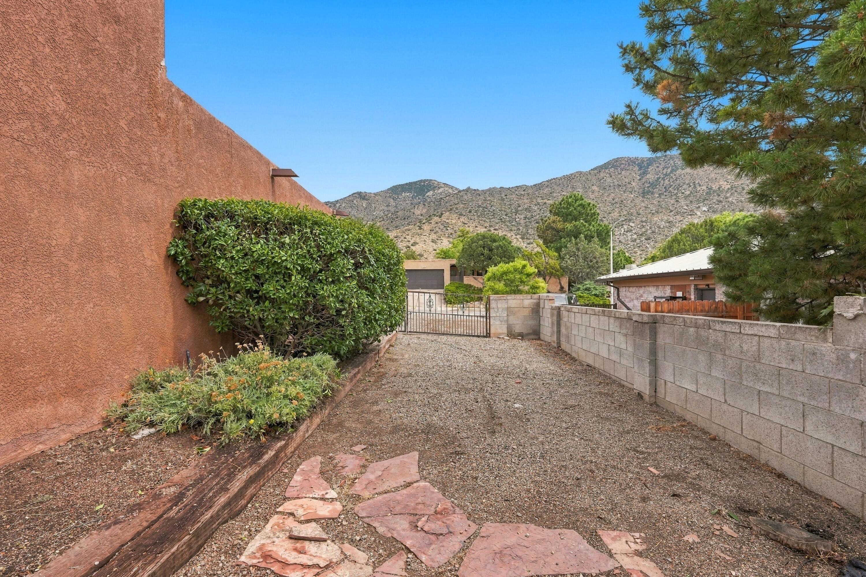 Photo 10 — 3901 Embudito Drive NE