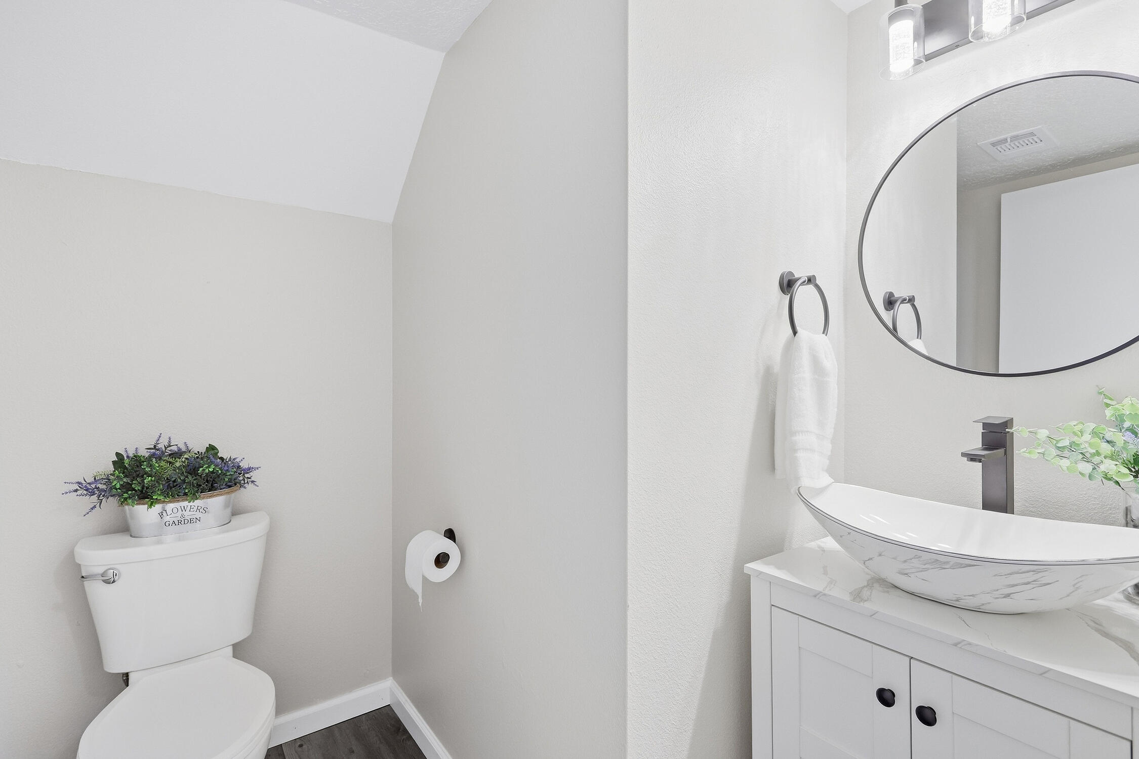 Photo 18 — 8333 Comanche Road NE 2B