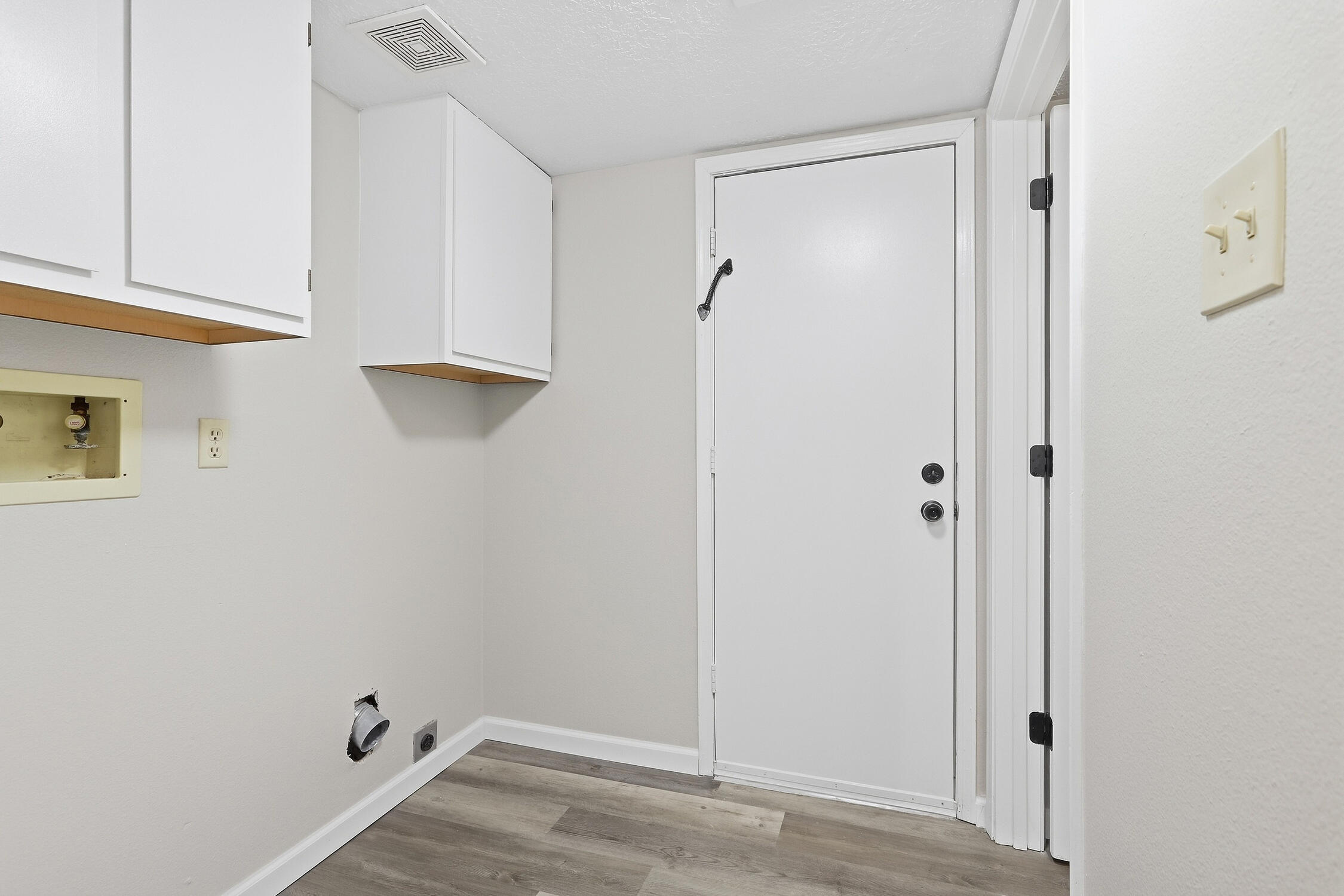 Photo 4 — 8333 Comanche Road NE 2B