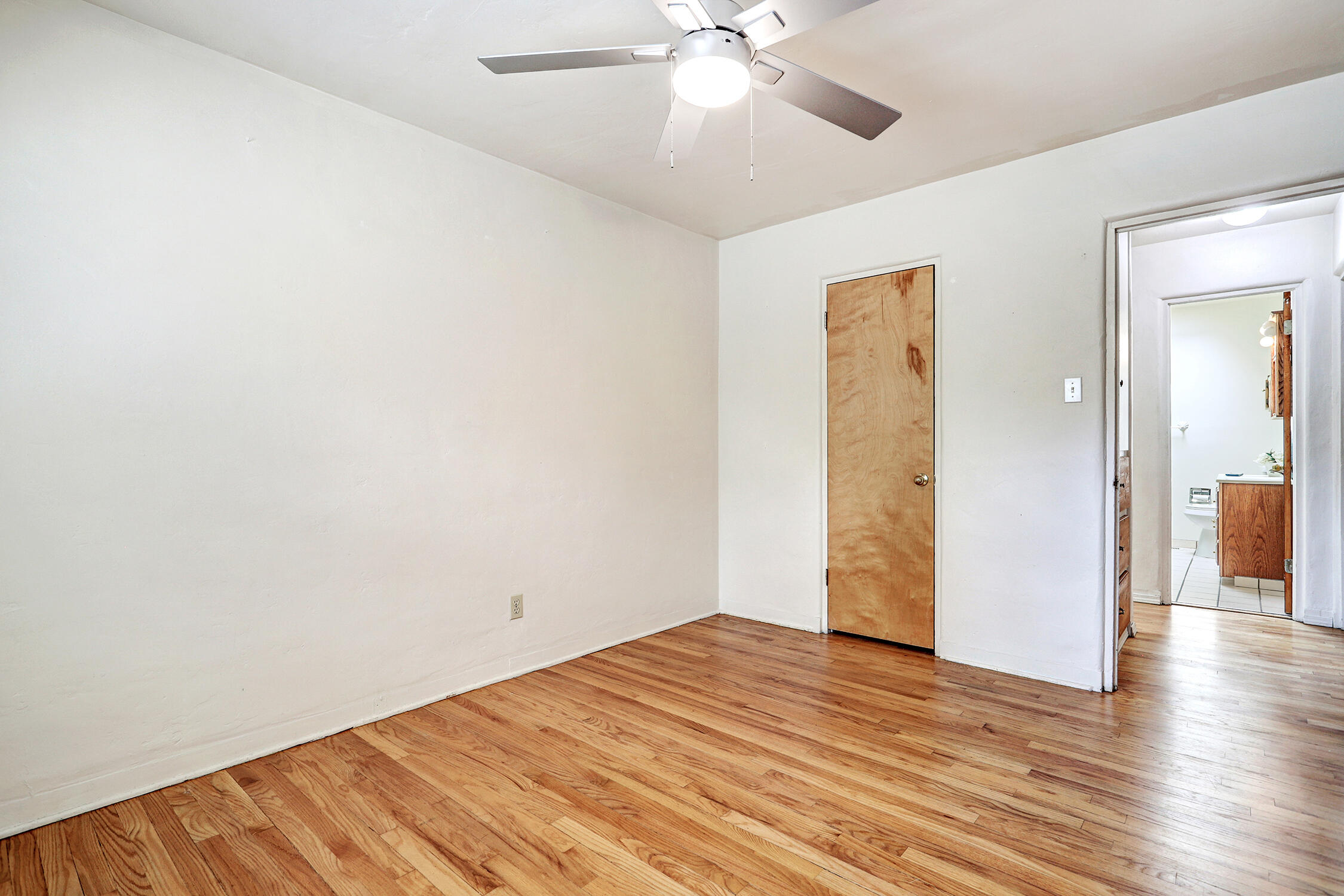 Photo 14 — 401 Fontana Place NE