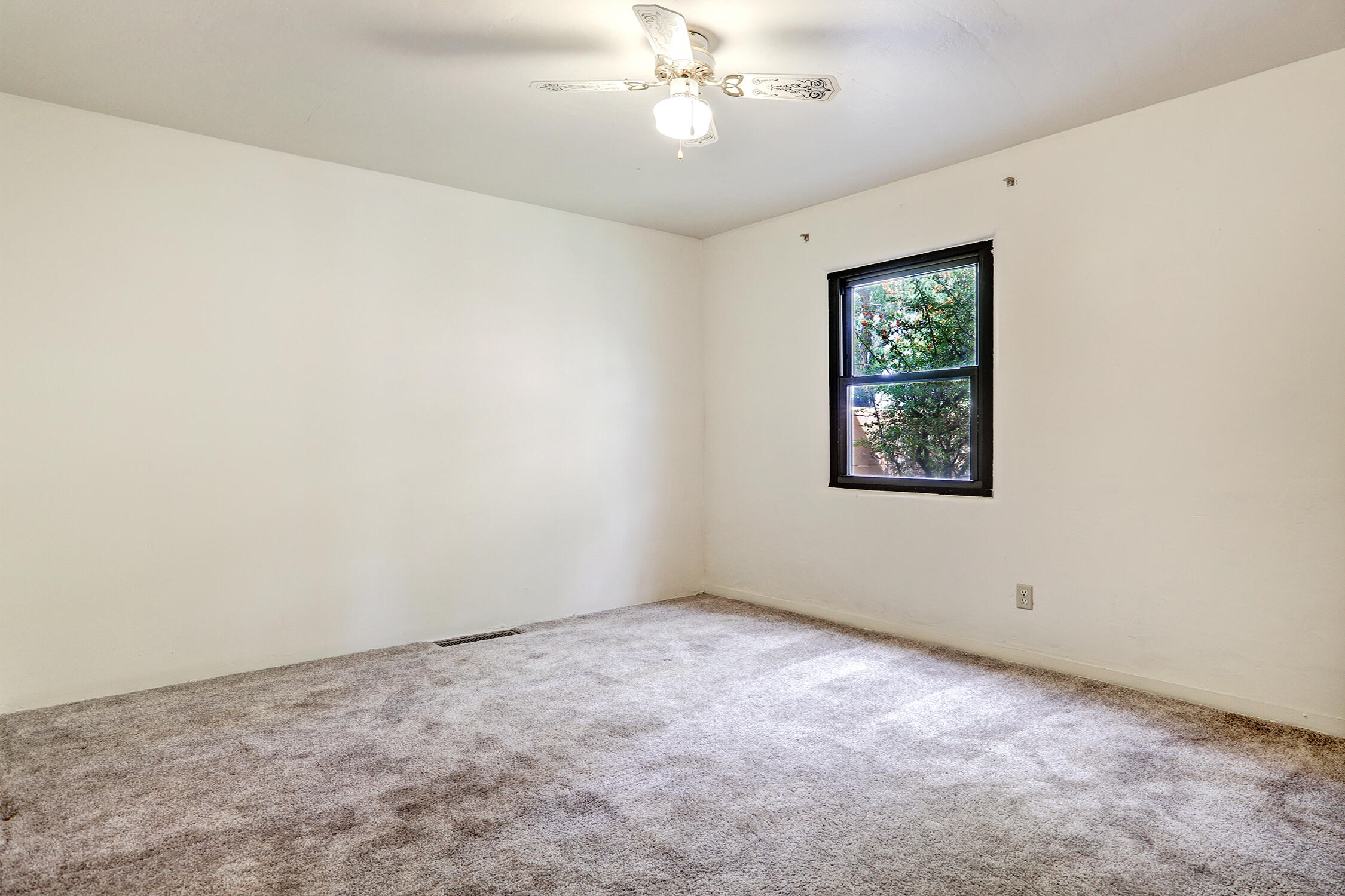 Photo 11 — 401 Fontana Place NE