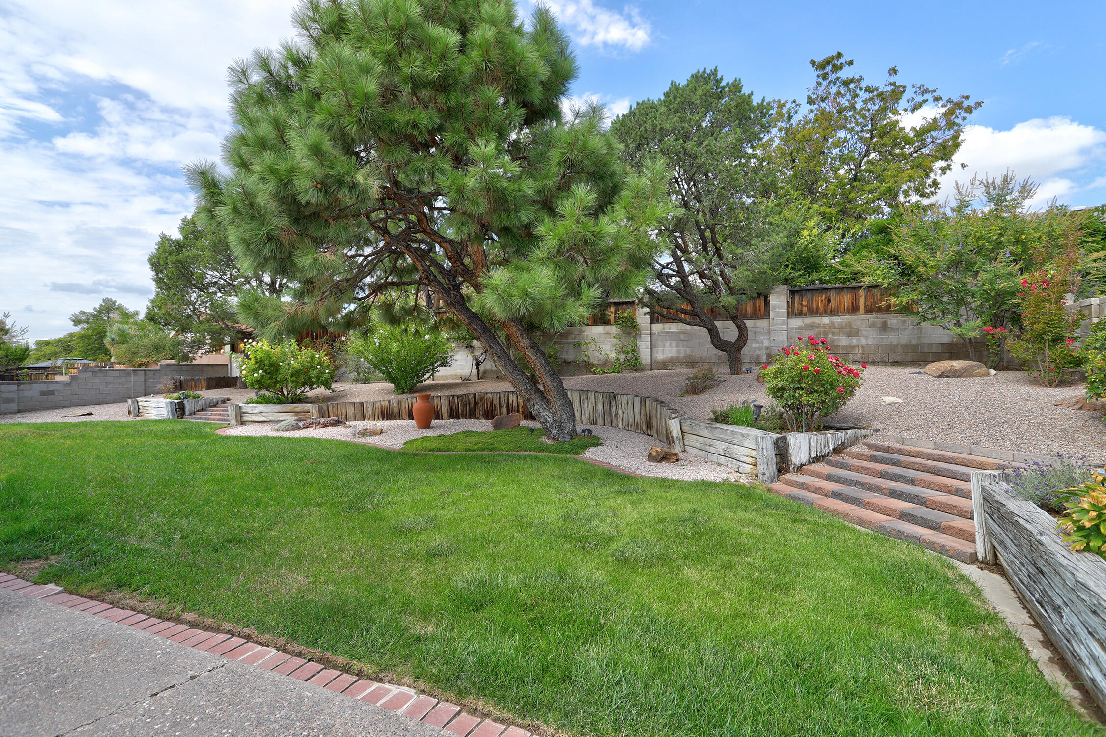 Photo 13 — 9009 Camino Del Sol NE