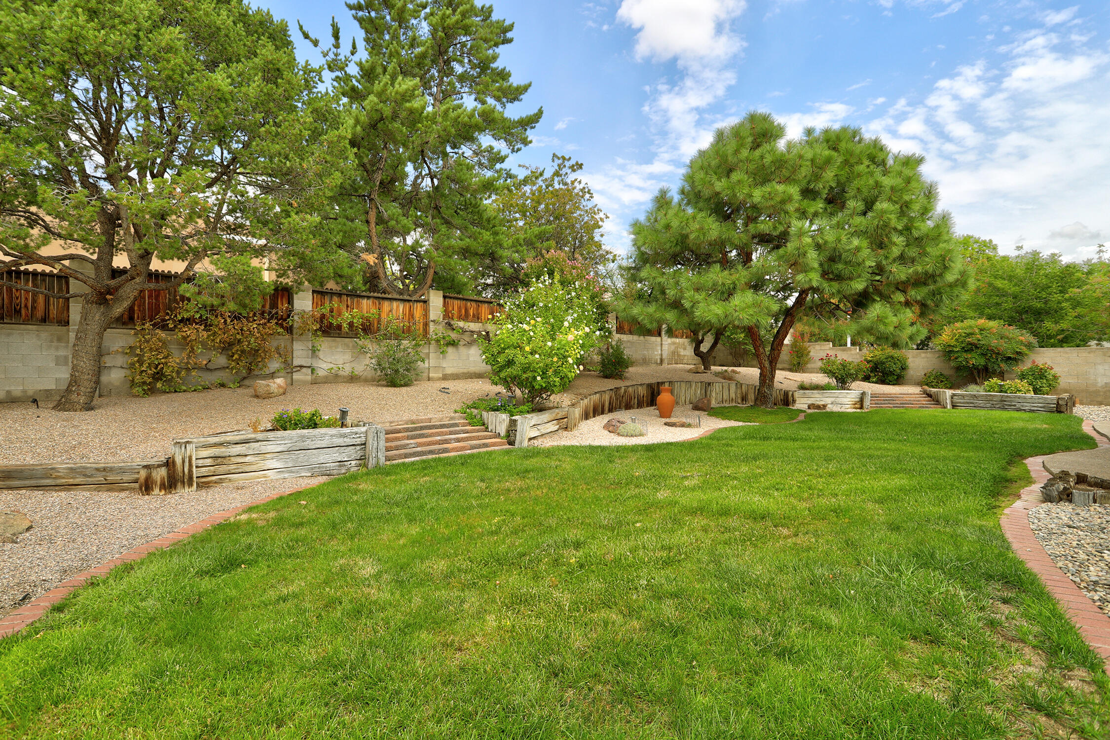 Photo 8 — 9009 Camino Del Sol NE