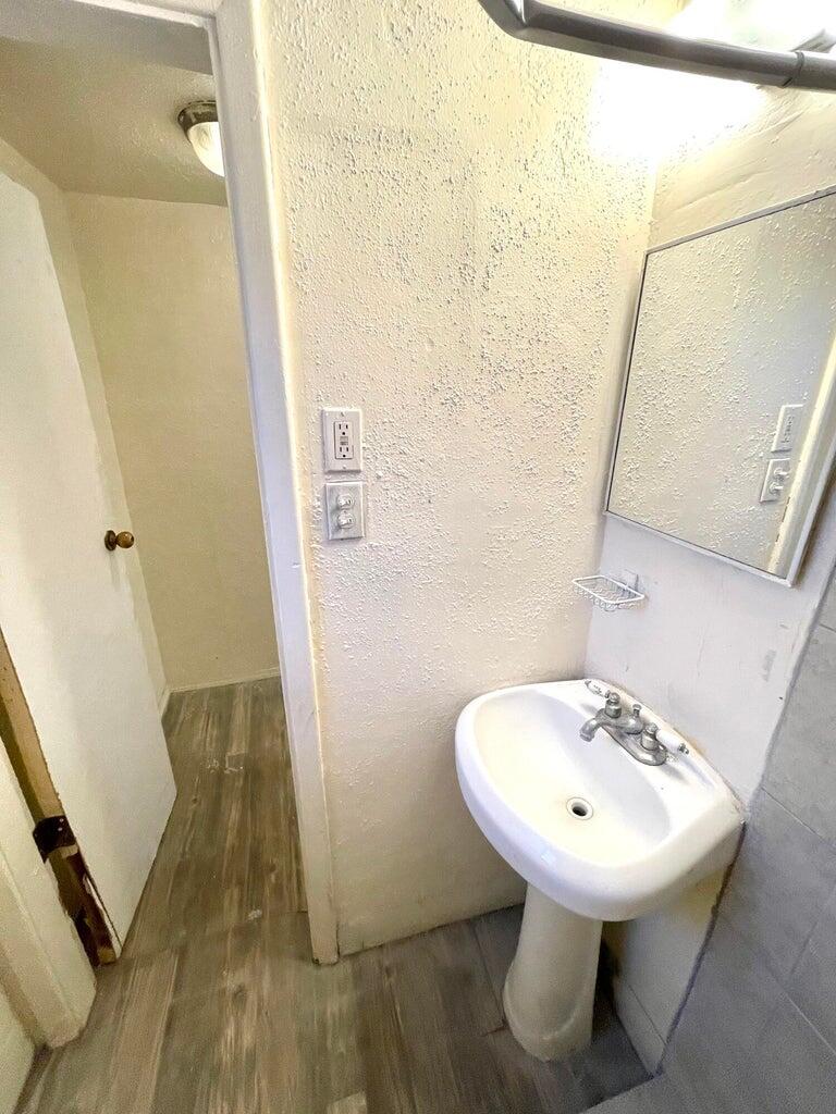 Photo 5 — 304 Texas Street NE