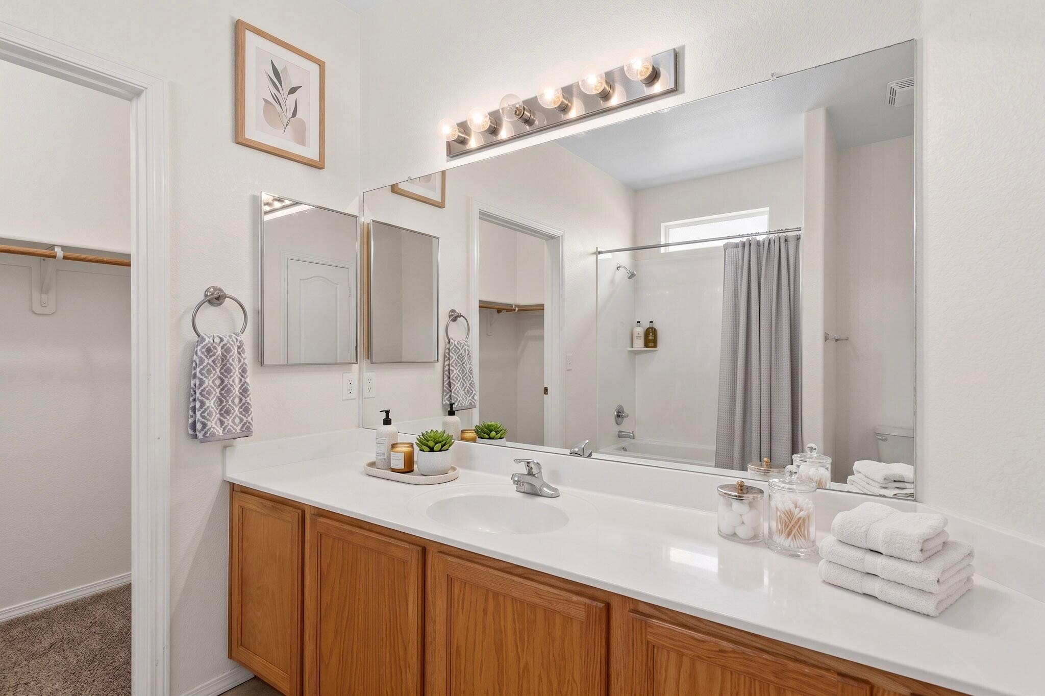 Photo 9 — 6800 Vista Del Norte Drive NE 422