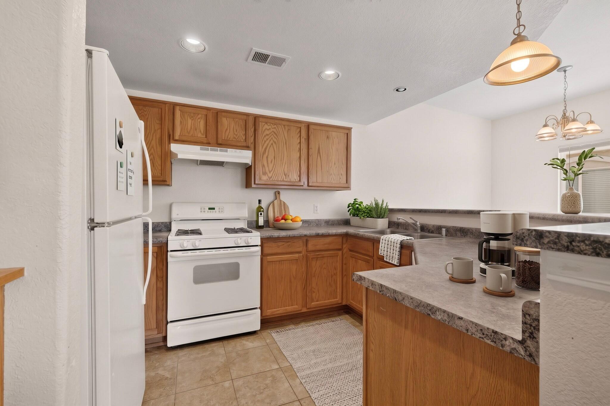Photo 4 — 6800 Vista Del Norte Drive NE 422