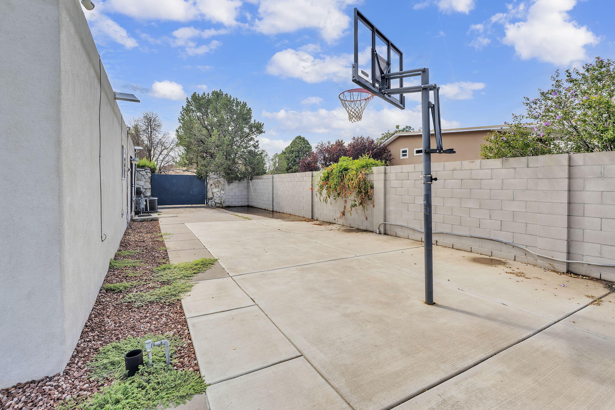 Photo 11 — 8901 Osuna Road NE