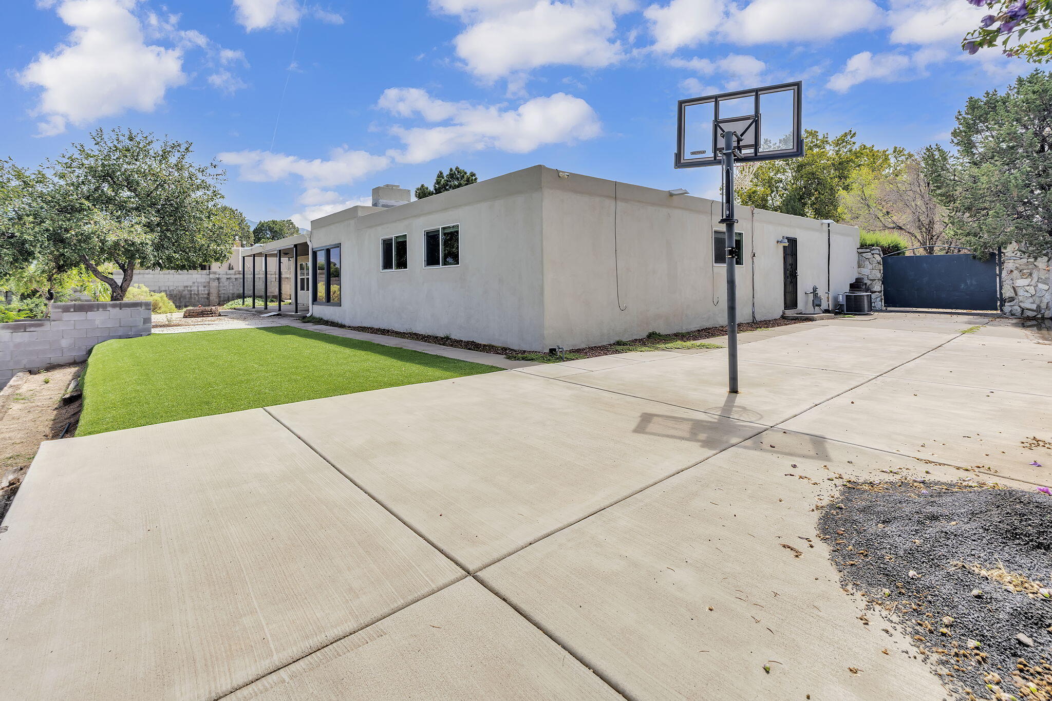 Photo 10 — 8901 Osuna Road NE