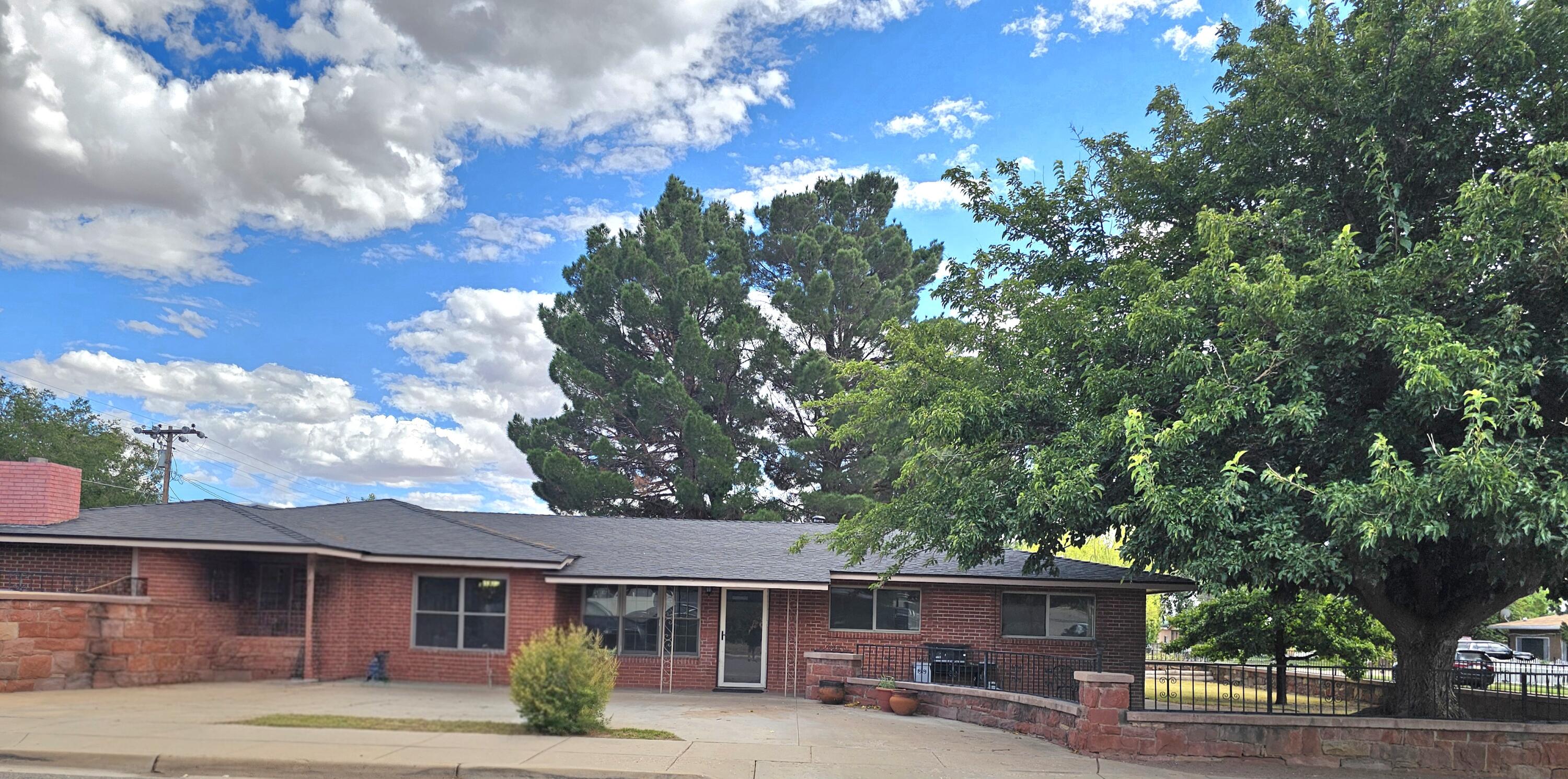 Photo 2 — 400 Casaus Avenue