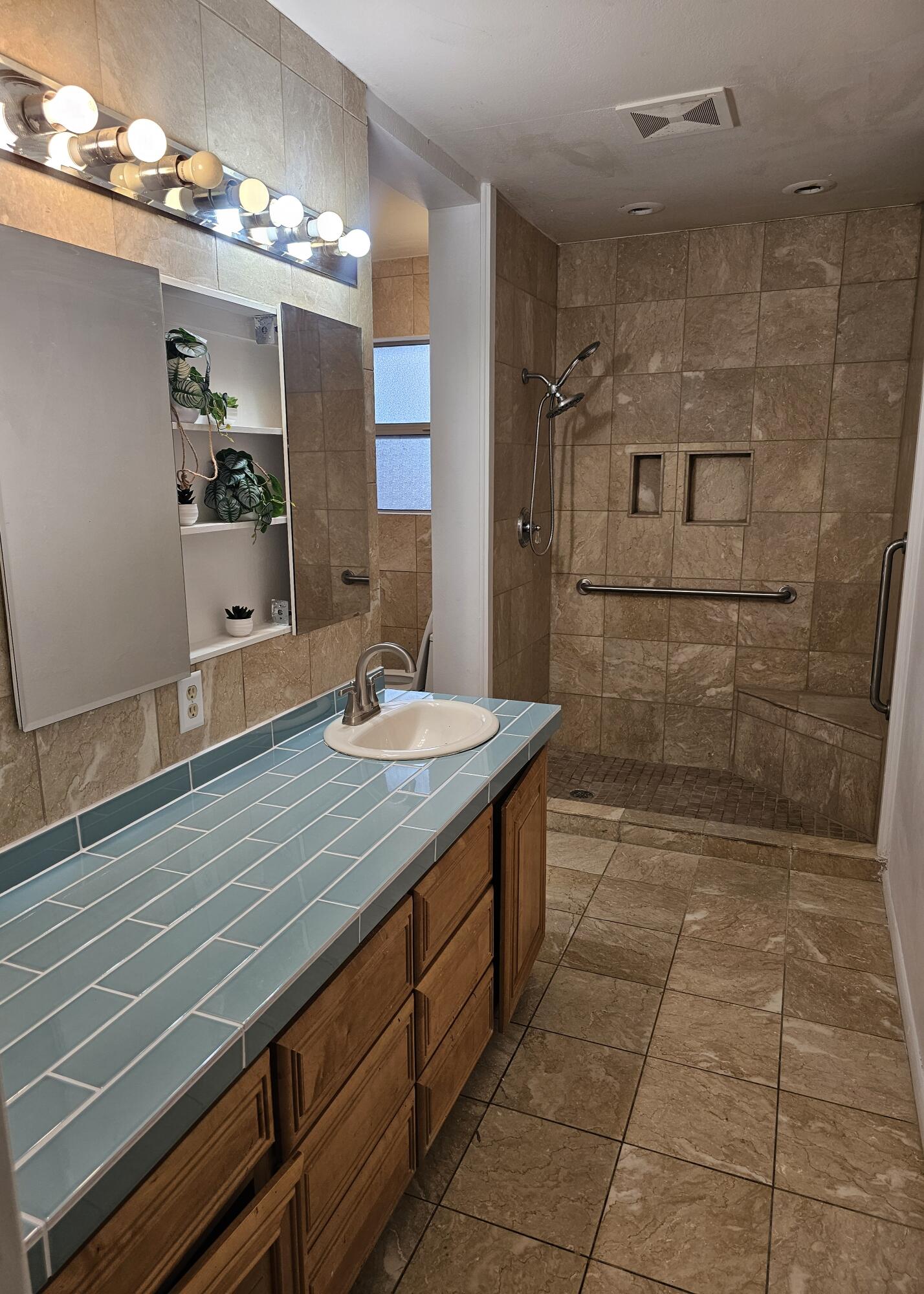 Photo 20 — 400 Casaus Avenue