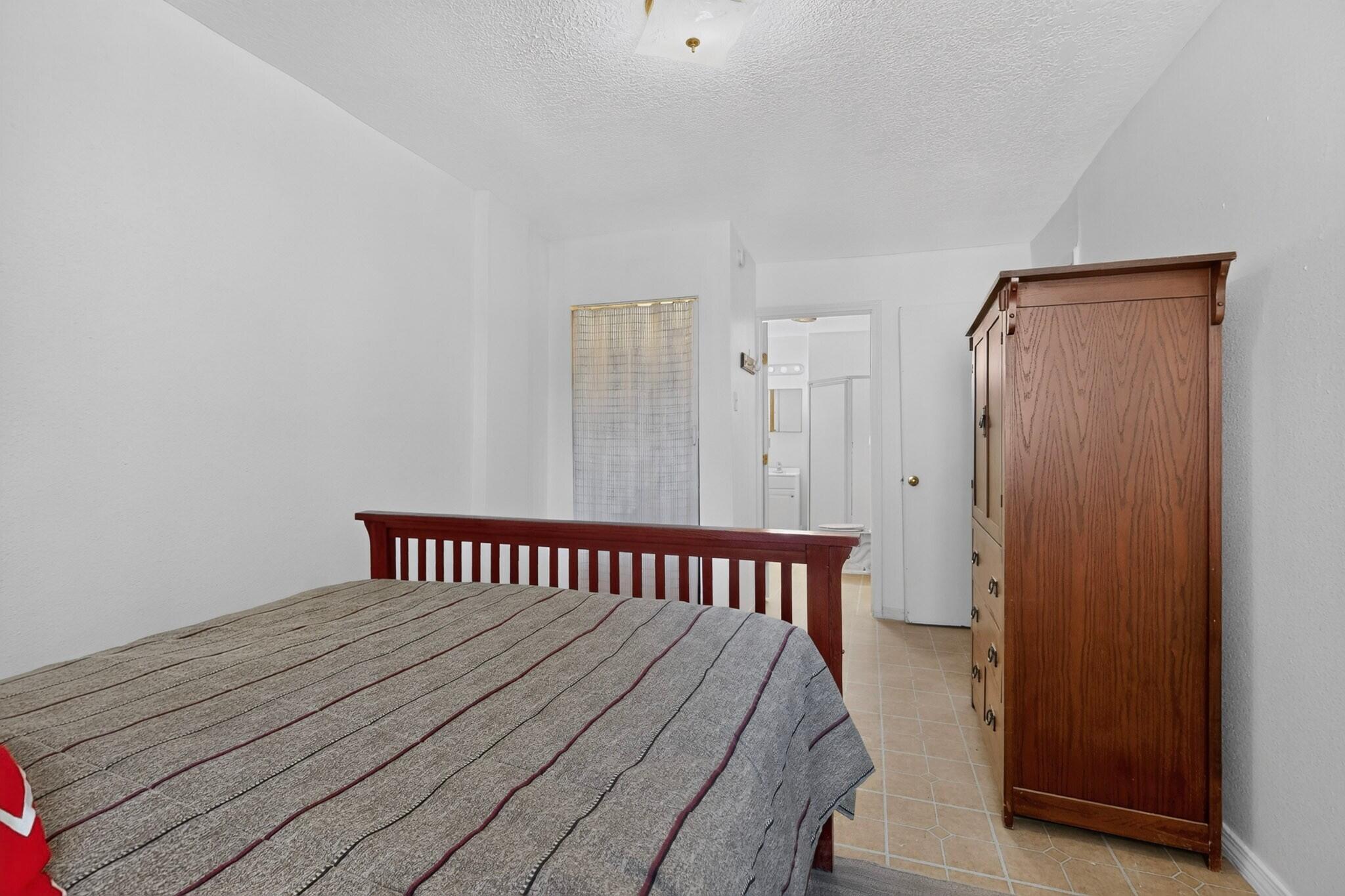 Photo 17 — 2215 Hooper Road SW