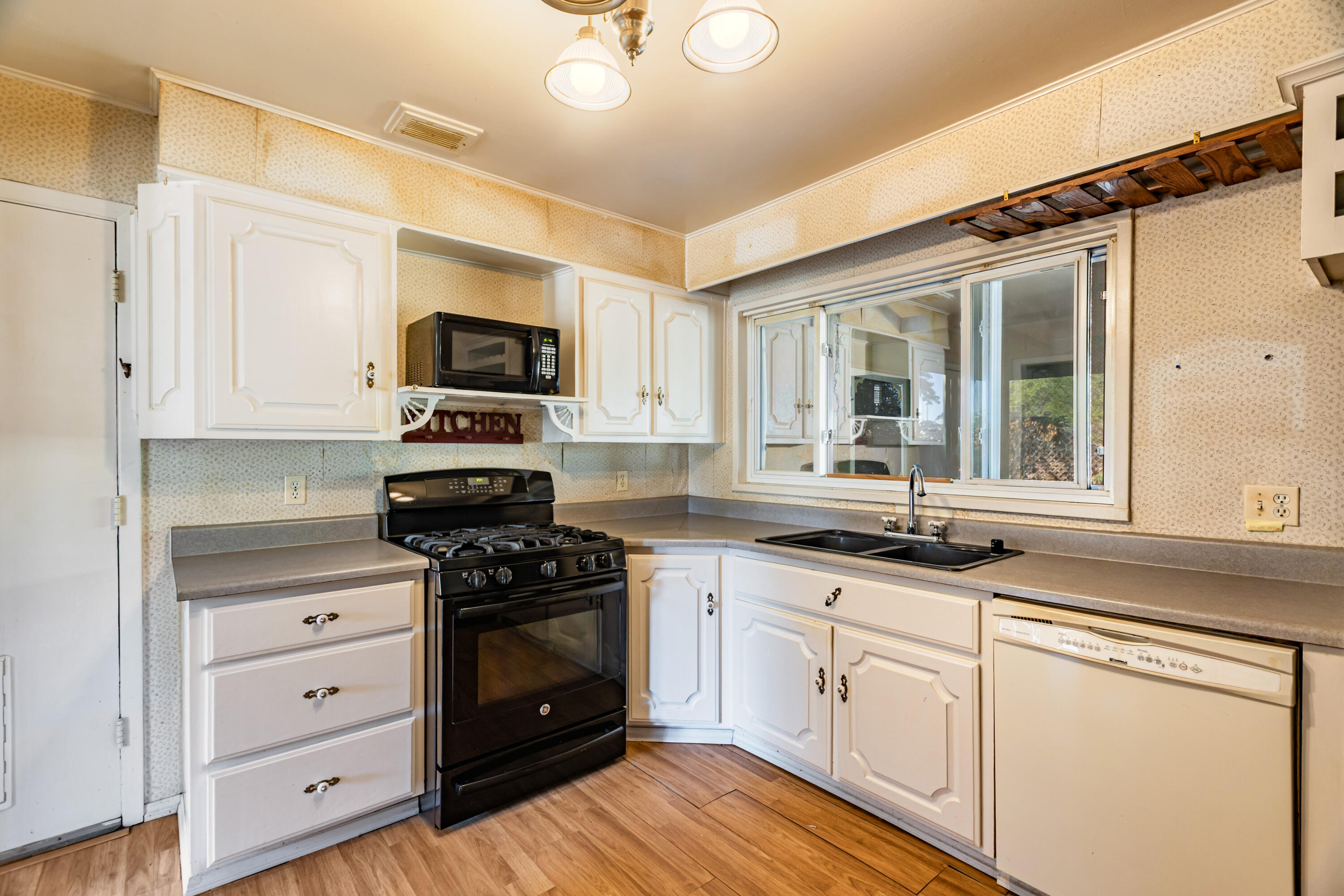 Photo 18 — 1511 Katie Street NE