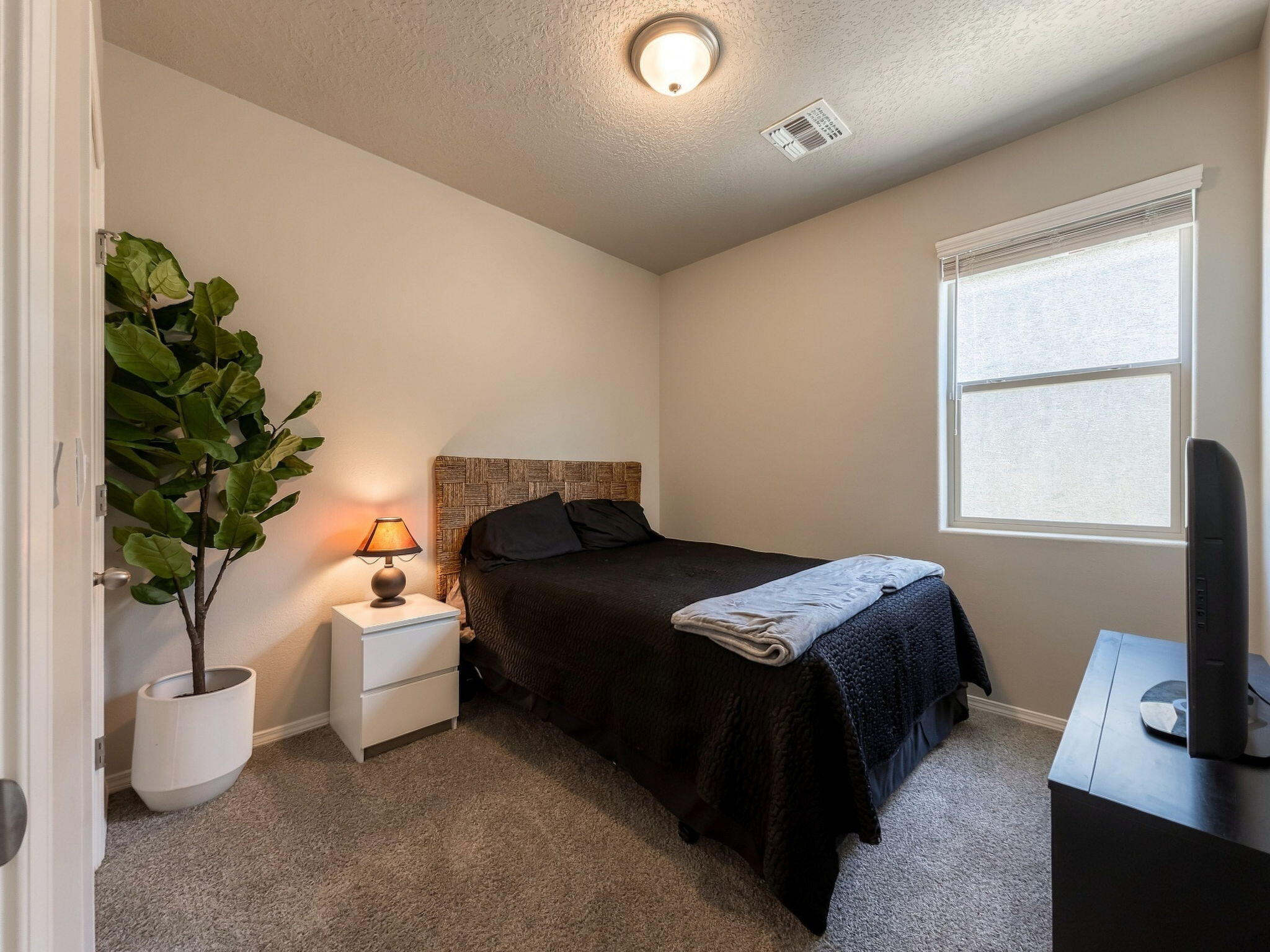 Photo 3 — 4810 Mount Salas Street NE