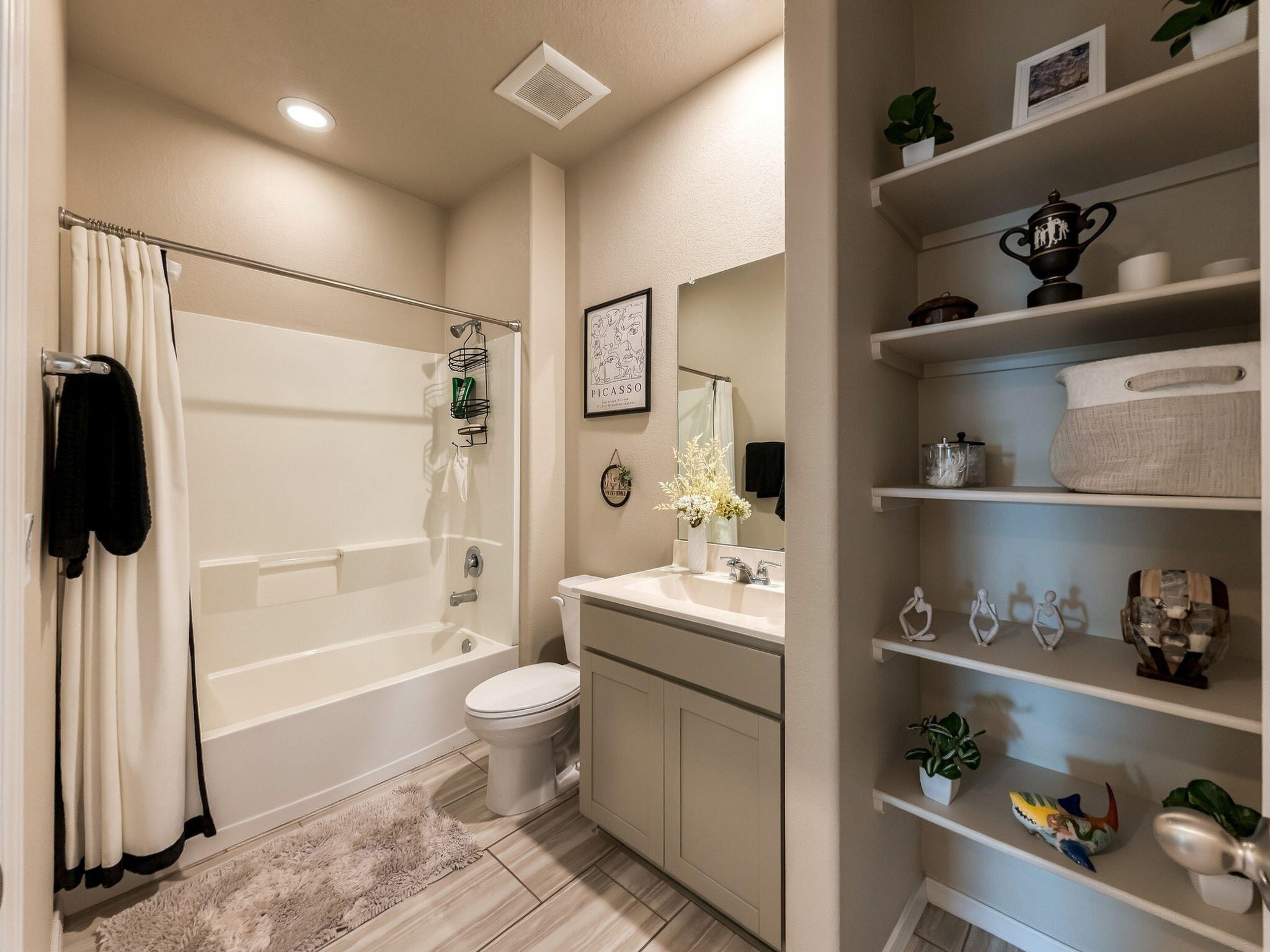 Photo 5 — 4810 Mount Salas Street NE