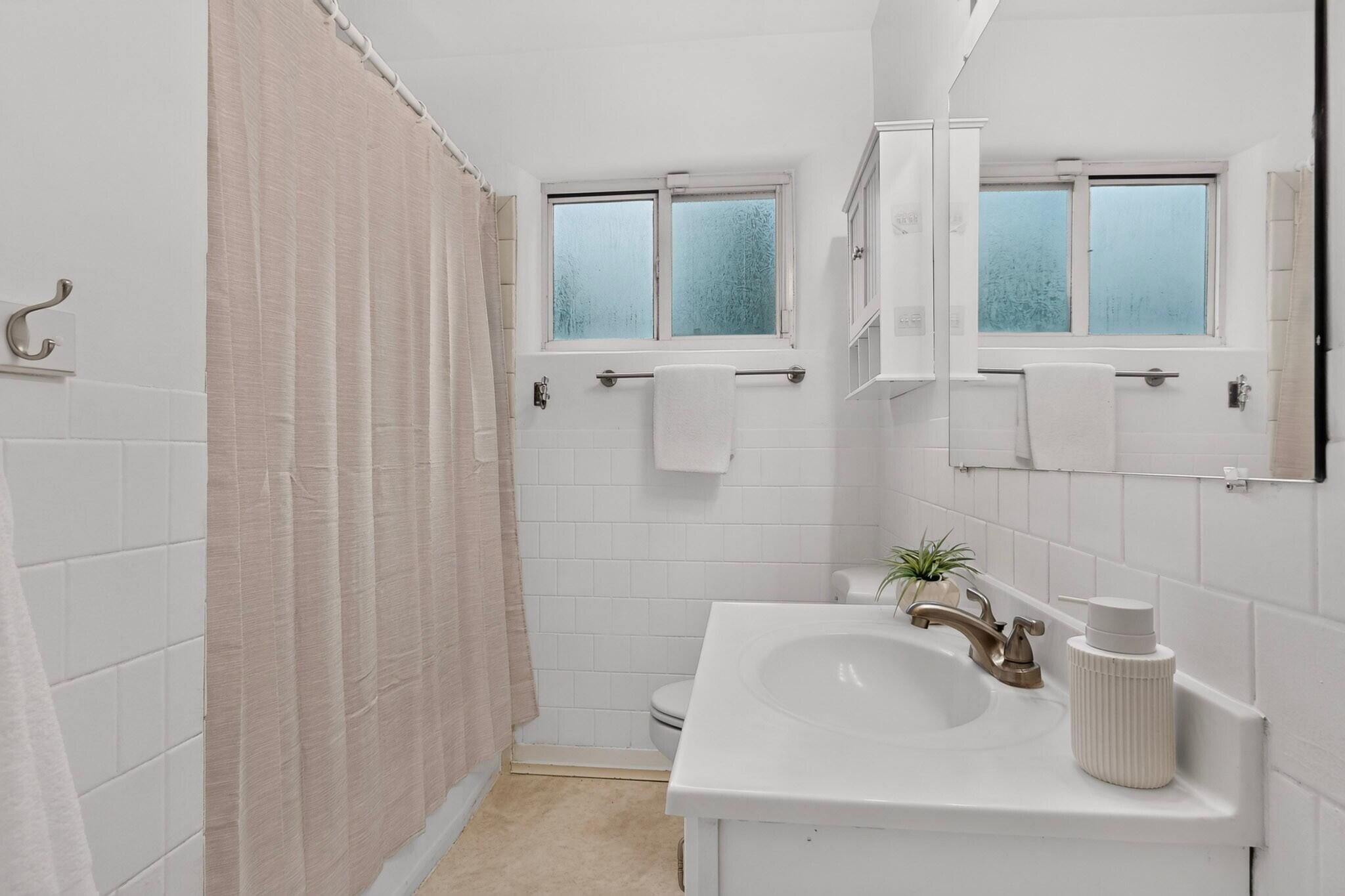 Photo 16 — 1409 Adams Street NE