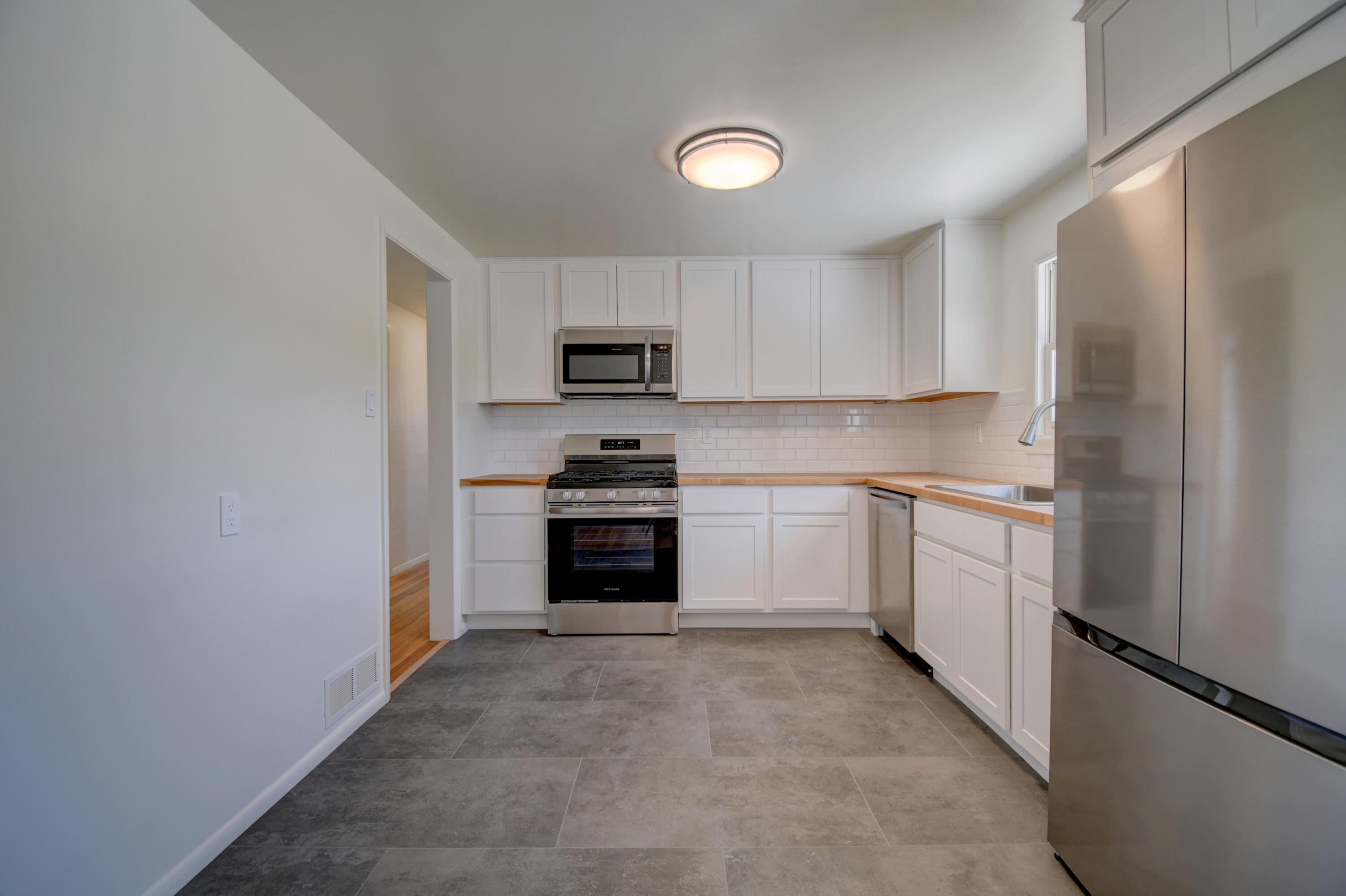Photo 13 — 3224 California Street NE