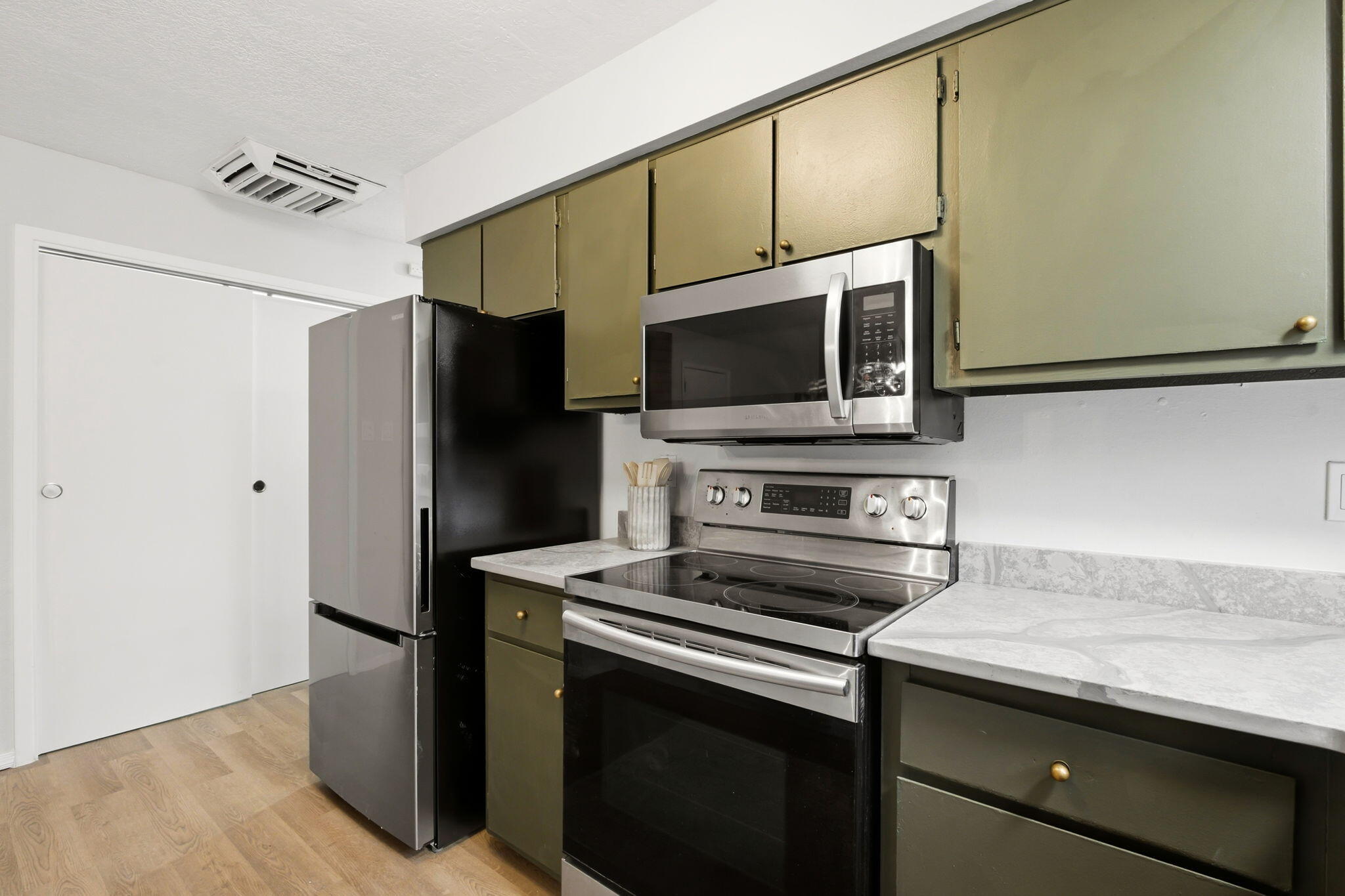 Photo 11 — 5127 Orion Avenue NW