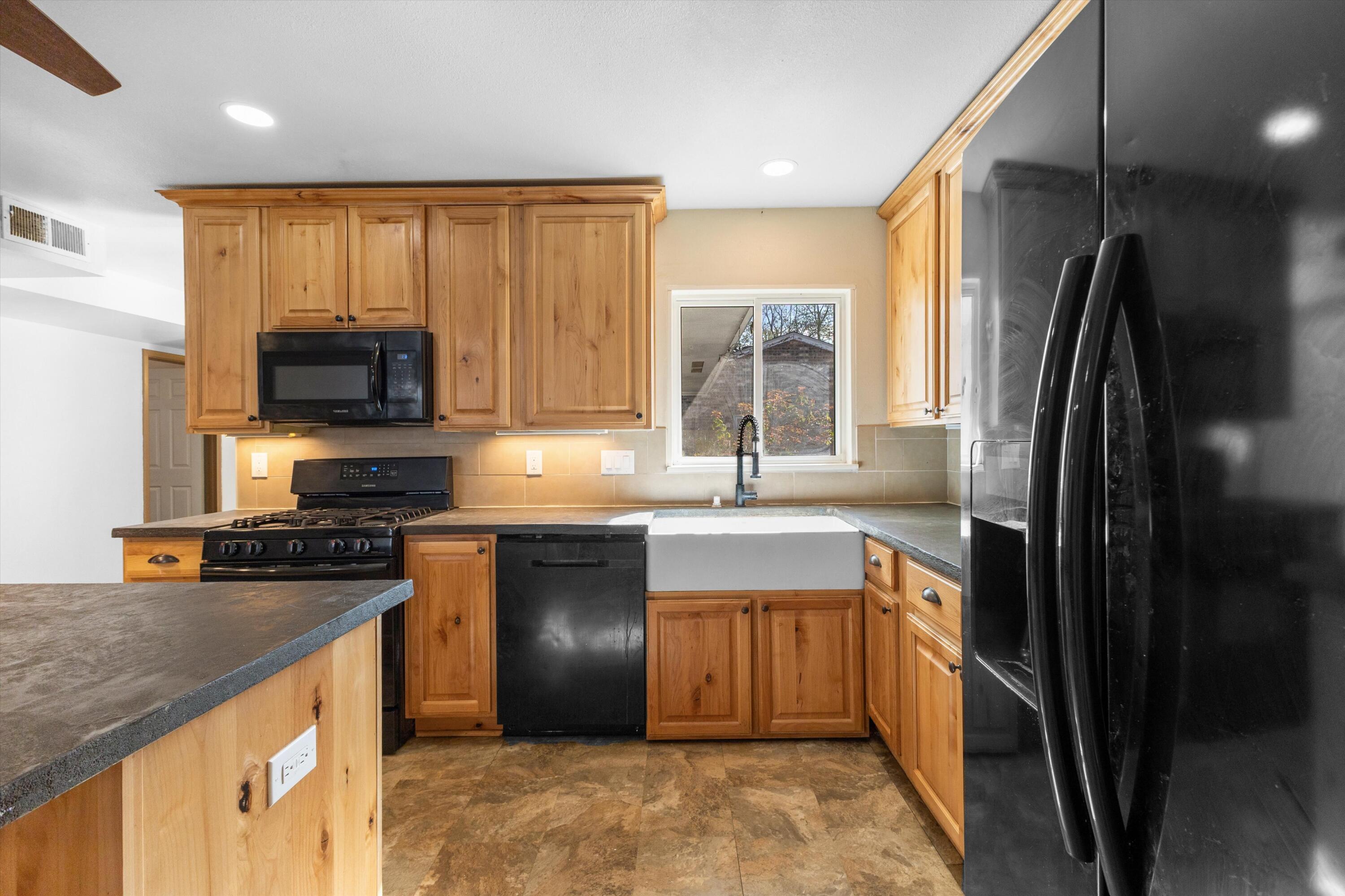 Photo 11 — 3833 Goodrich Avenue NE