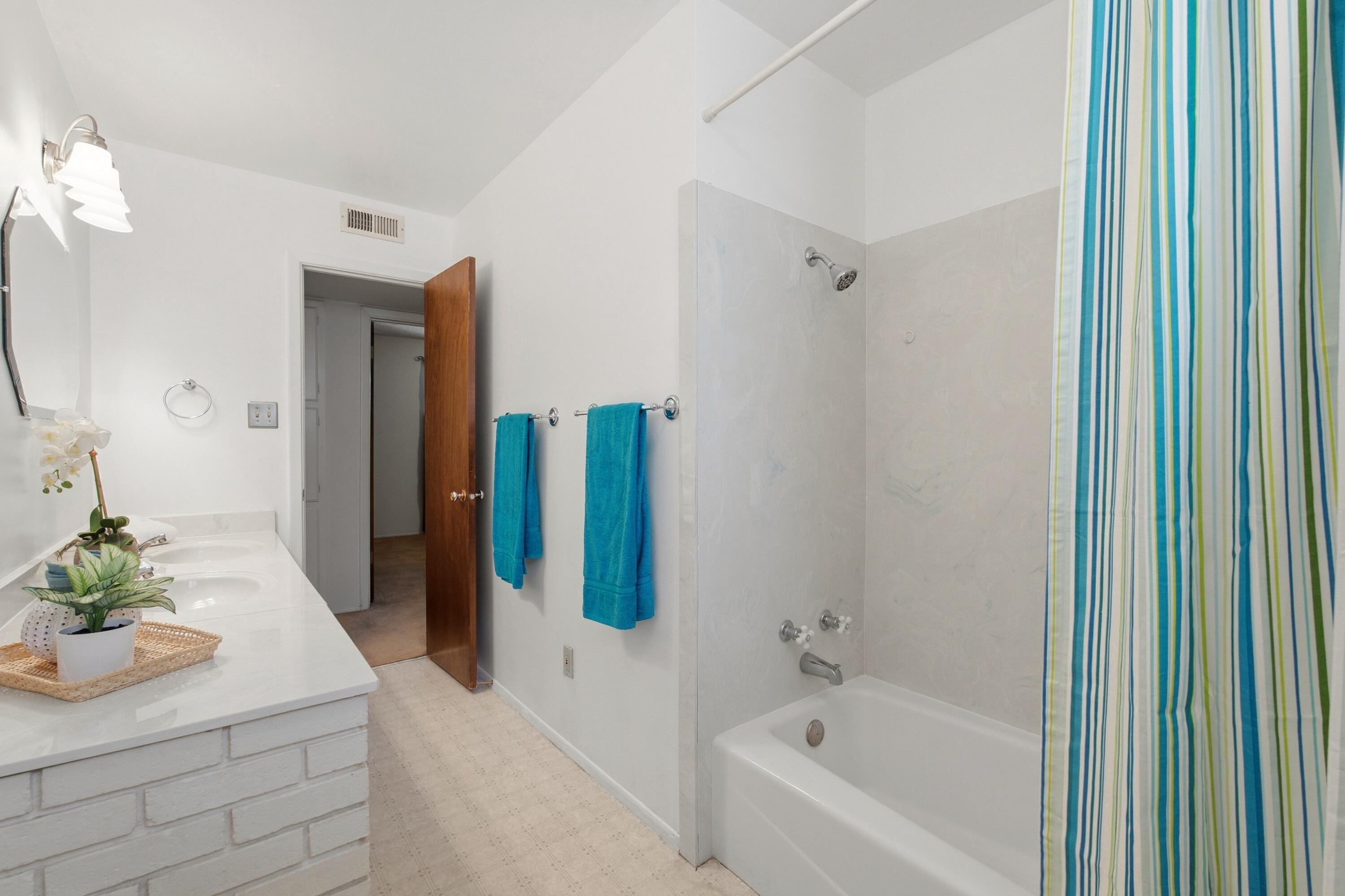 Photo 11 — 10428 Santa Susana Road NE