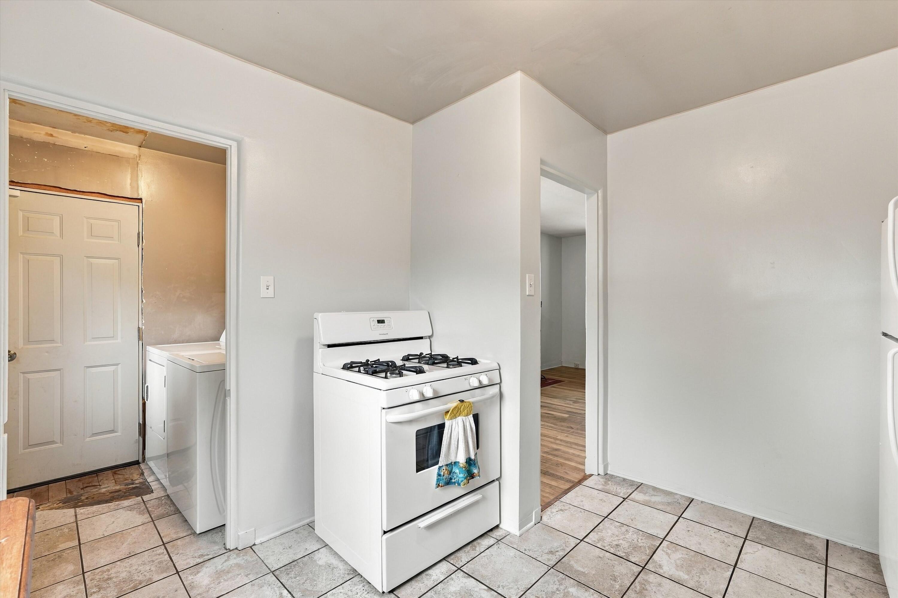 Photo 15 — 2734 San Rafael Avenue SE