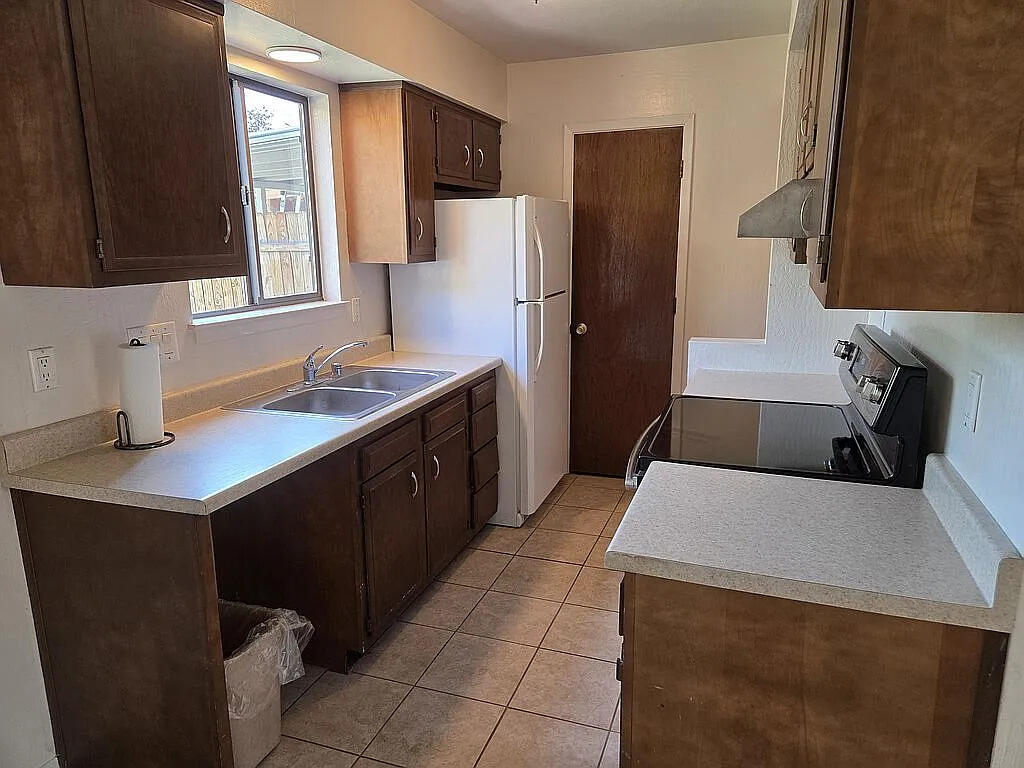 Photo 18 — 545 Berry Road NW