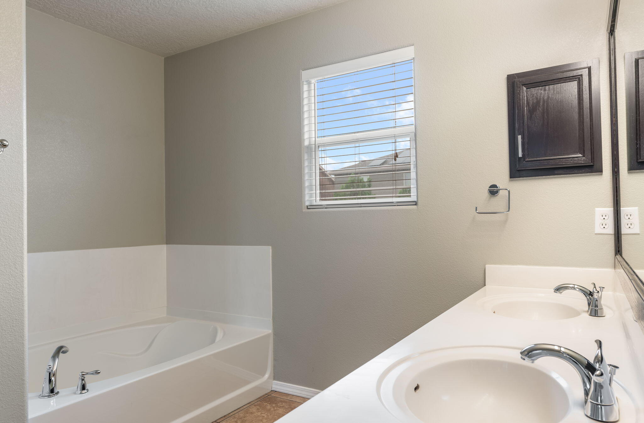 Photo 18 — 1060 Capitan Street NW
