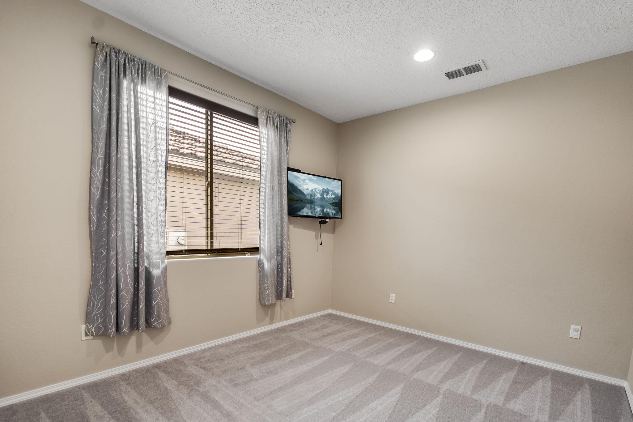 Photo 8 — 6304 Acadia Lane NE