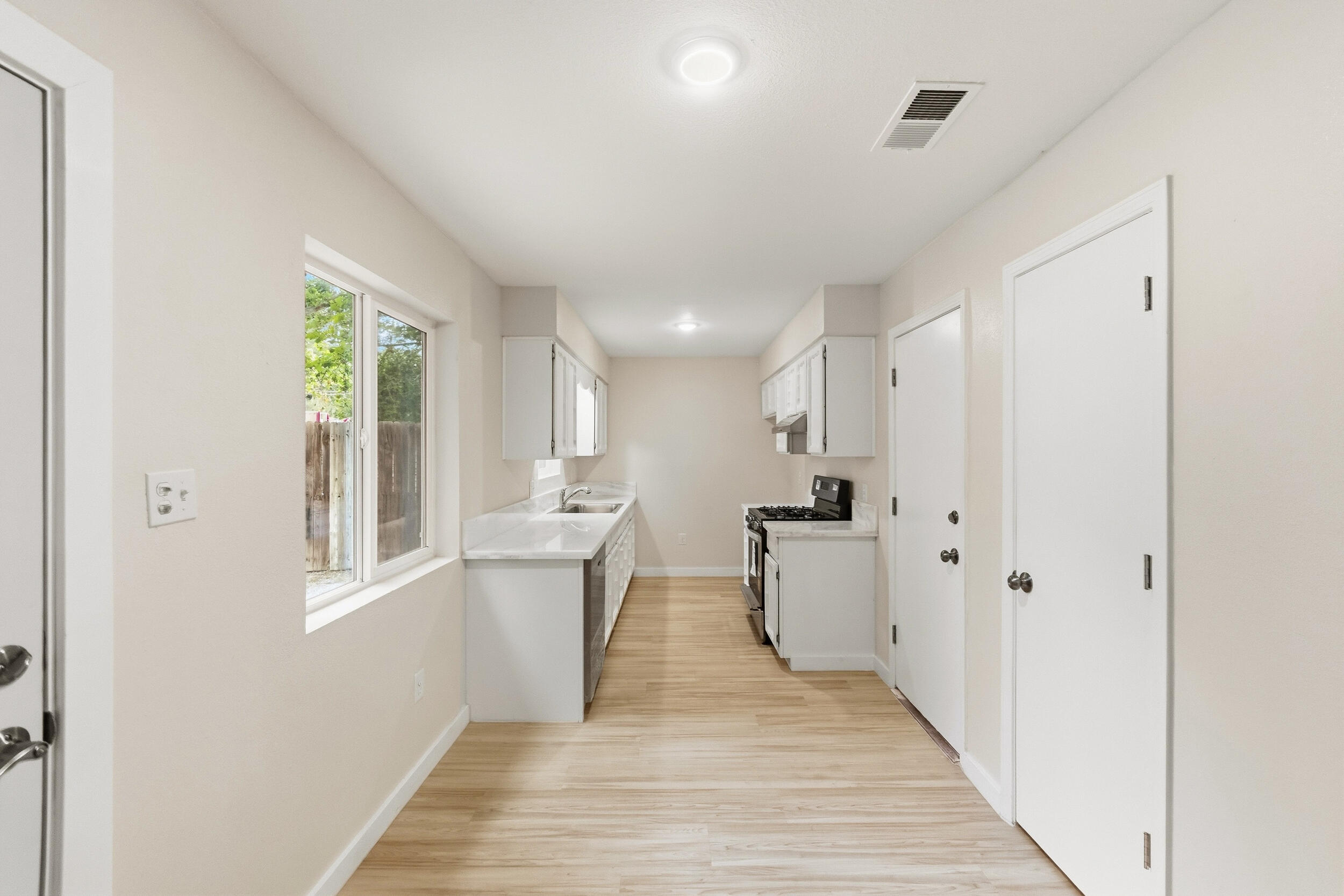 Photo 14 — 307 Osage Place SW