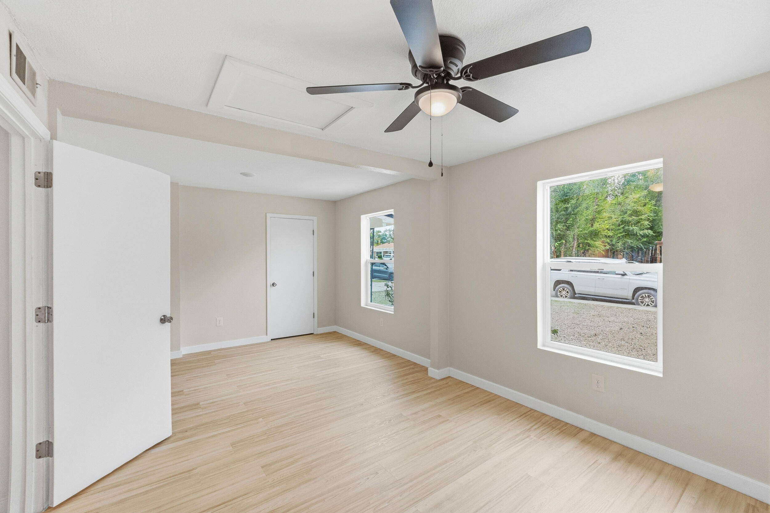 Photo 20 — 307 Osage Place SW