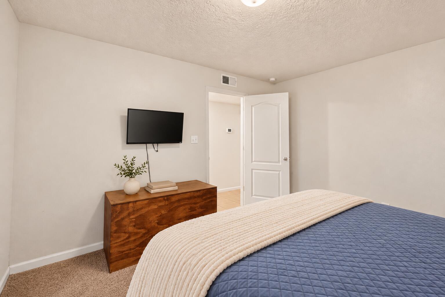 Photo 15 — 1207 Drake Street