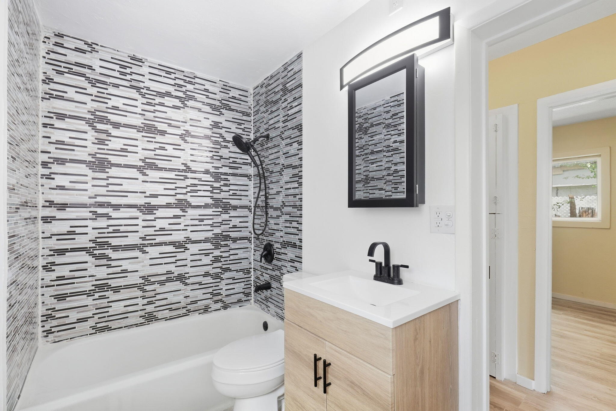 Photo 5 — 526 Apache Avenue NW
