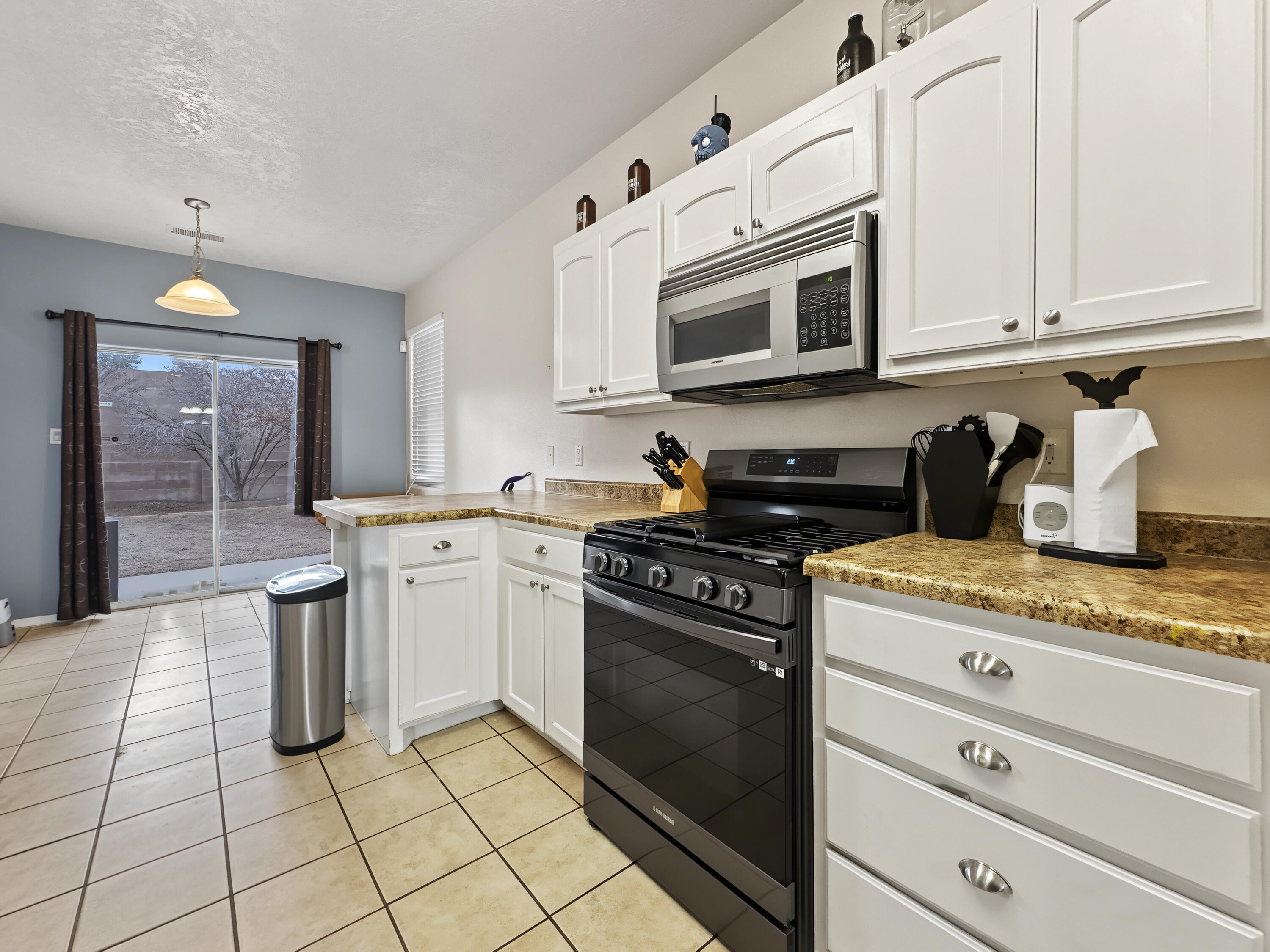 Photo 17 — 905 Molten Place NW