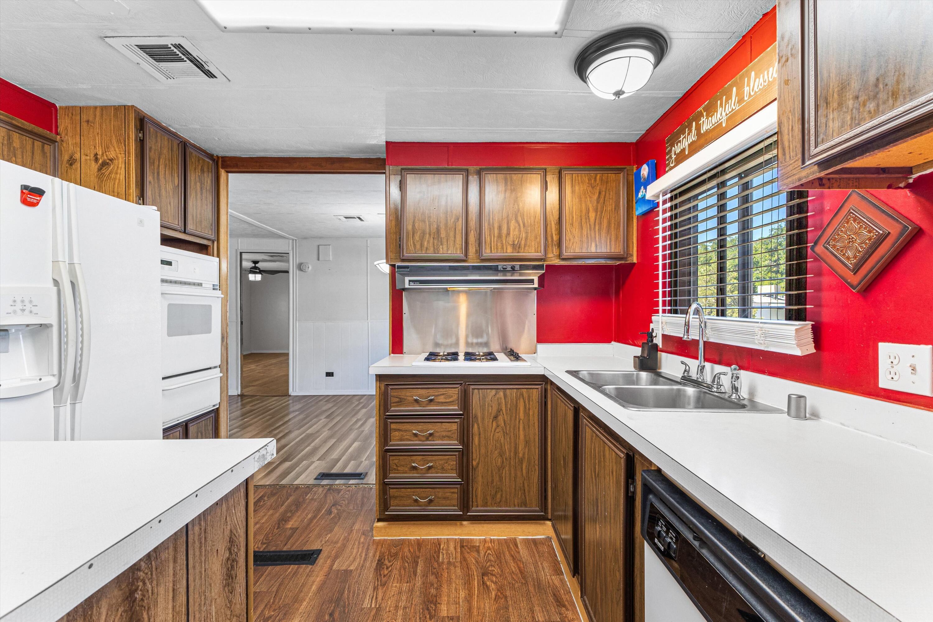 Photo 11 — 901 Beaver Trail SE