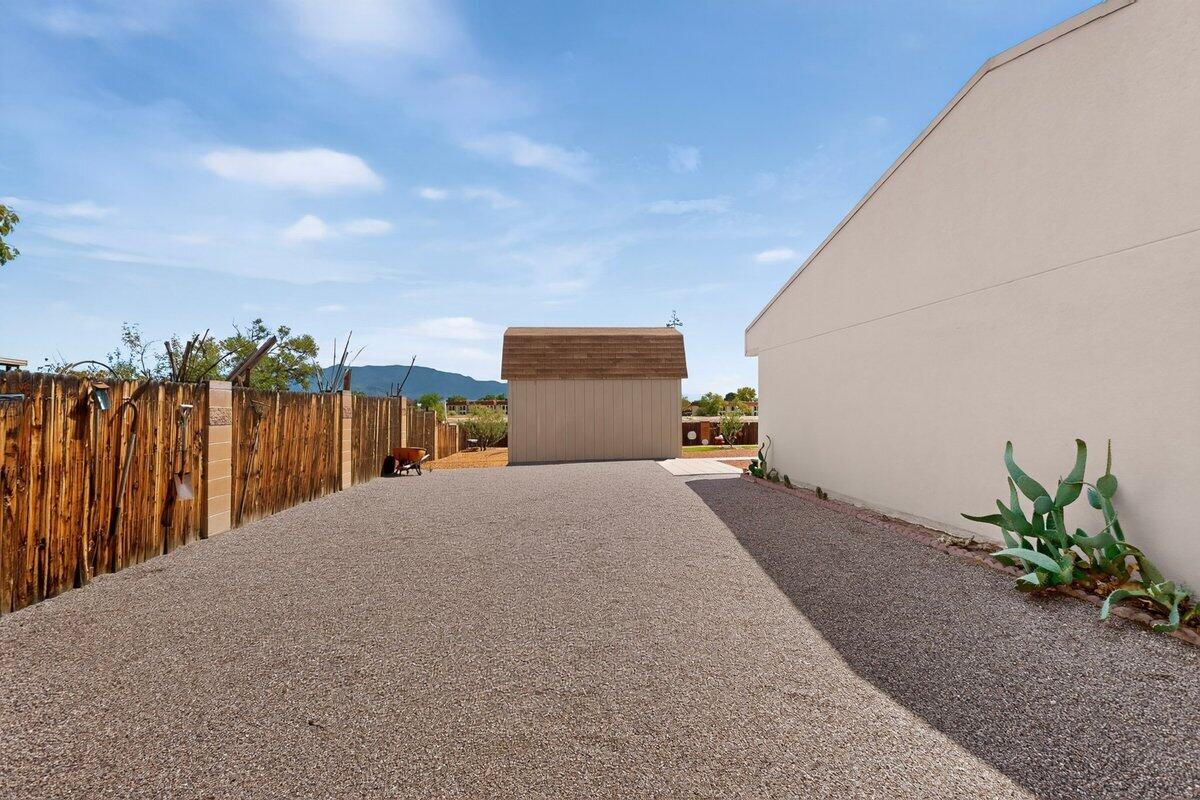Photo 2 — 614 Lakeview Circle SE