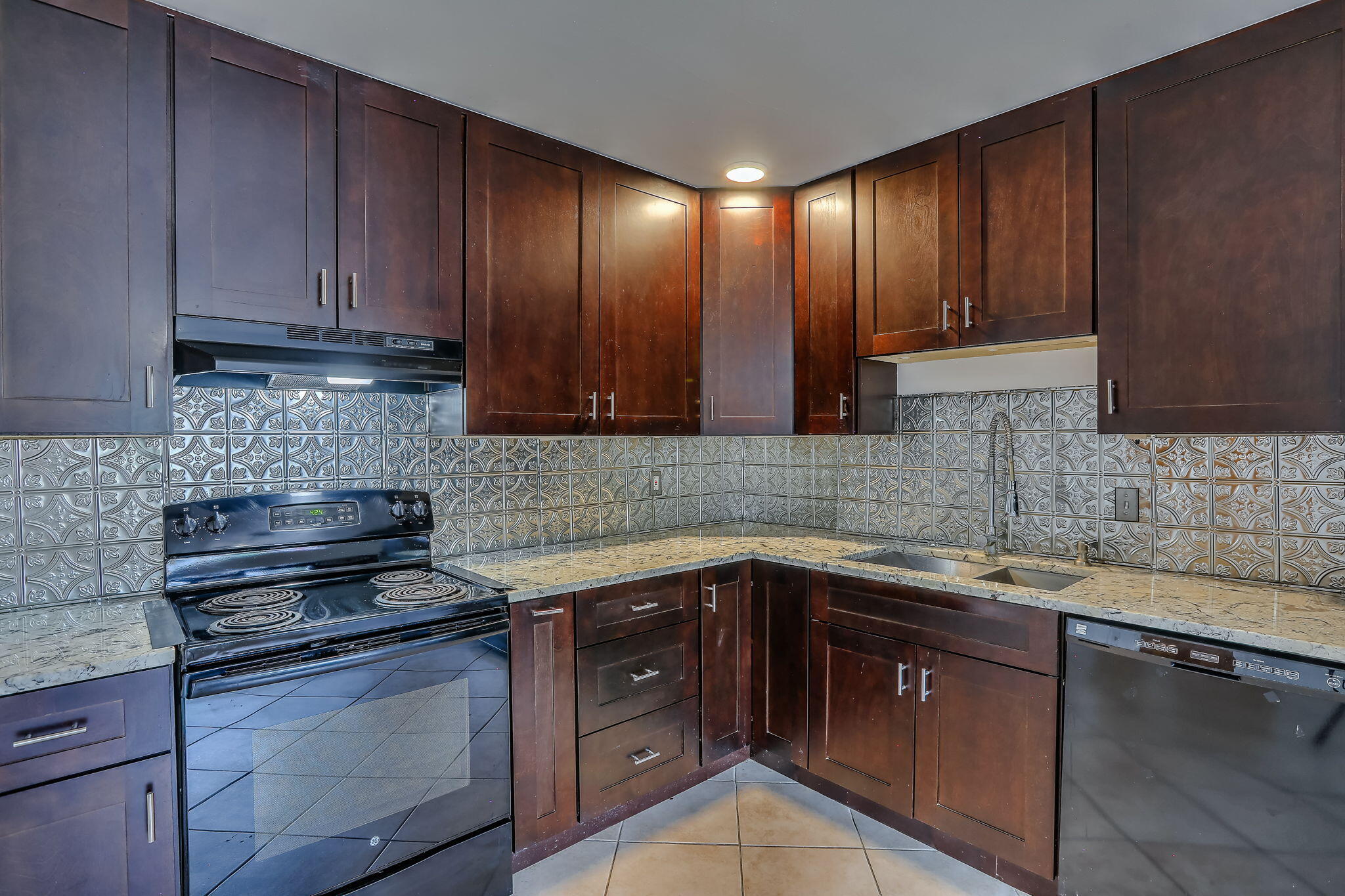 Photo 17 — 422 Glorieta Street NE