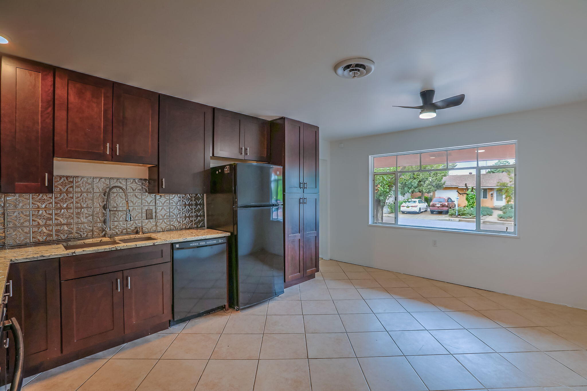 Photo 18 — 422 Glorieta Street NE