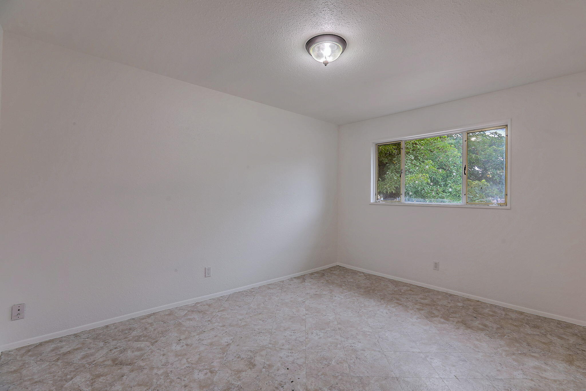 Photo 7 — 422 Glorieta Street NE
